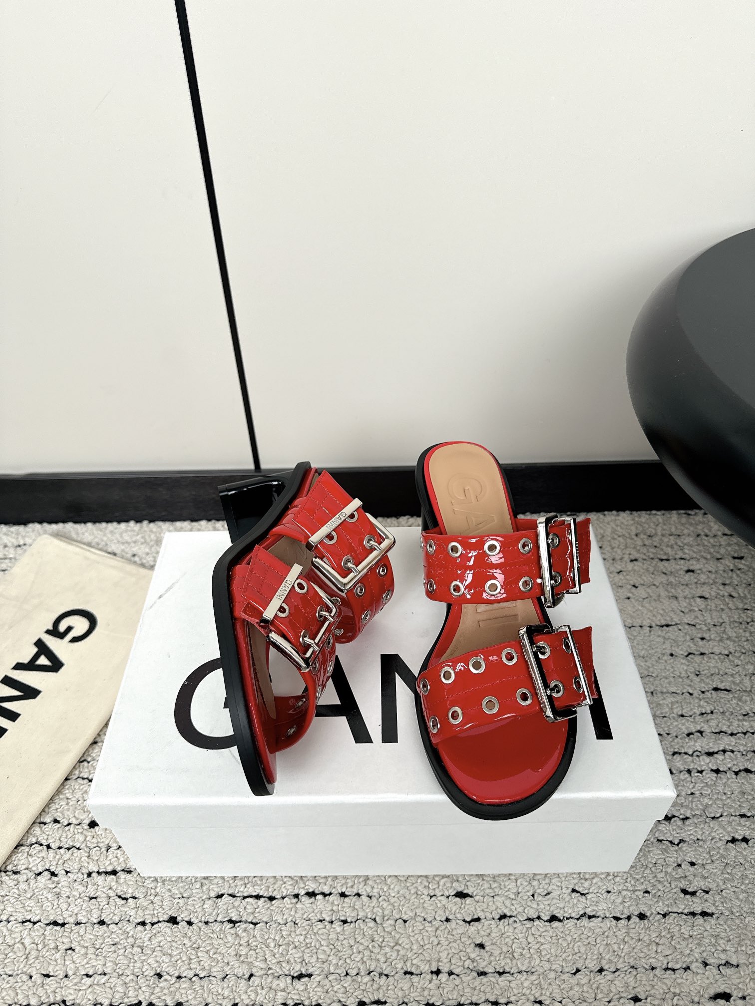 Ganni Summer Collection: Round Head Slippers with Belt Buckle, Unique Vision. - 图片 3