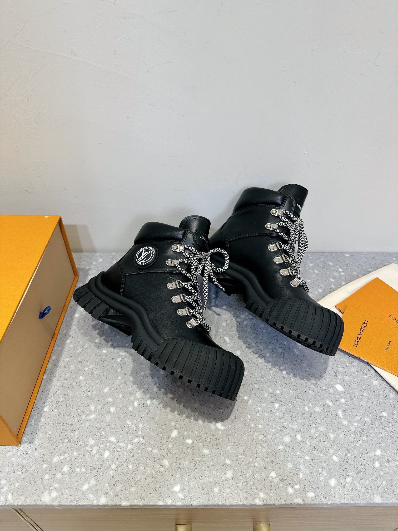 路易威登 Louis Vuitton 经典高奢皮鞋鞋履高跟鞋 #DF1E1394 4