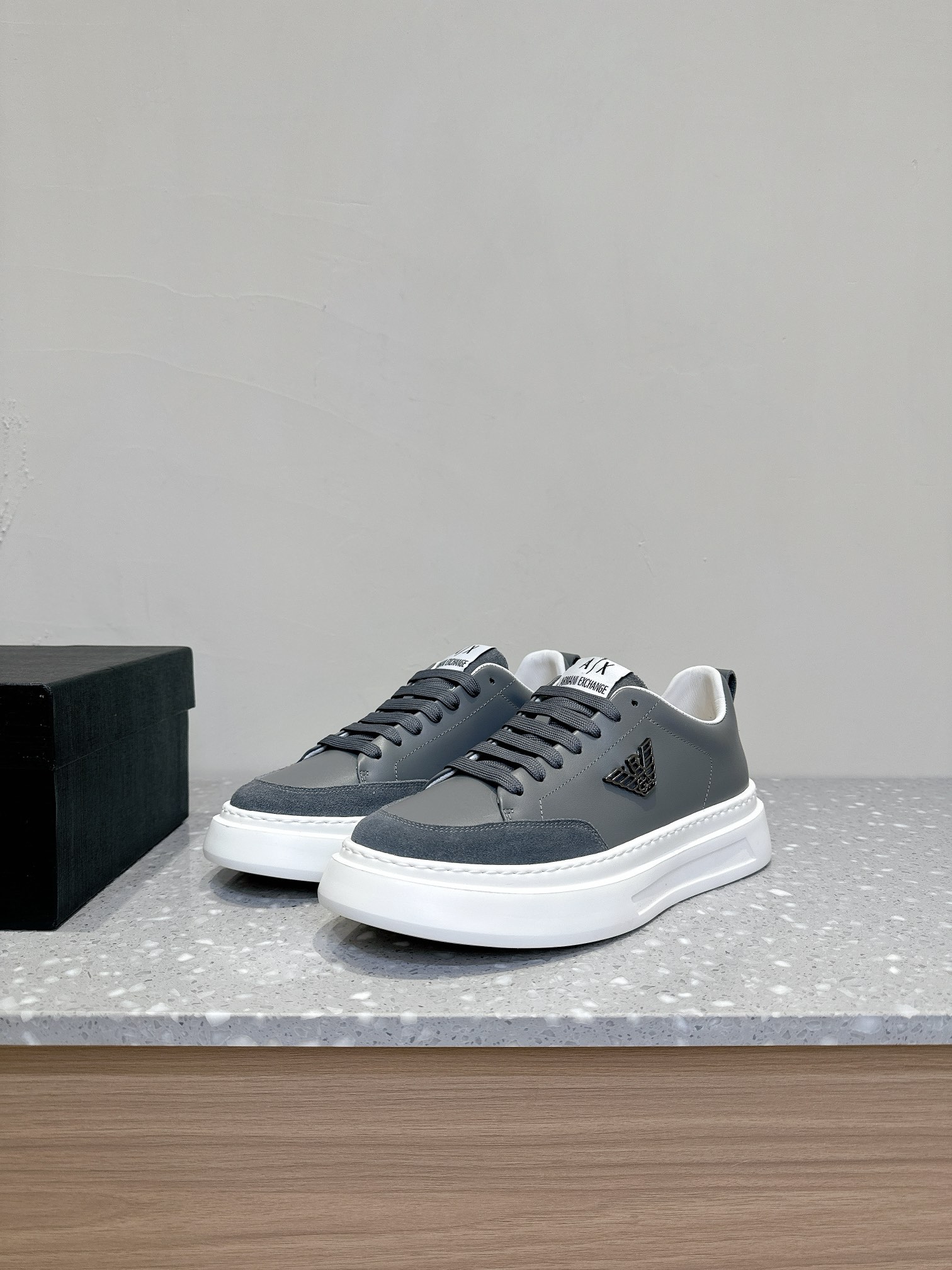 Emporio Armani EA7 Leisure Sports Shoes with Unique Design and High-Quality Materials - 图片 3