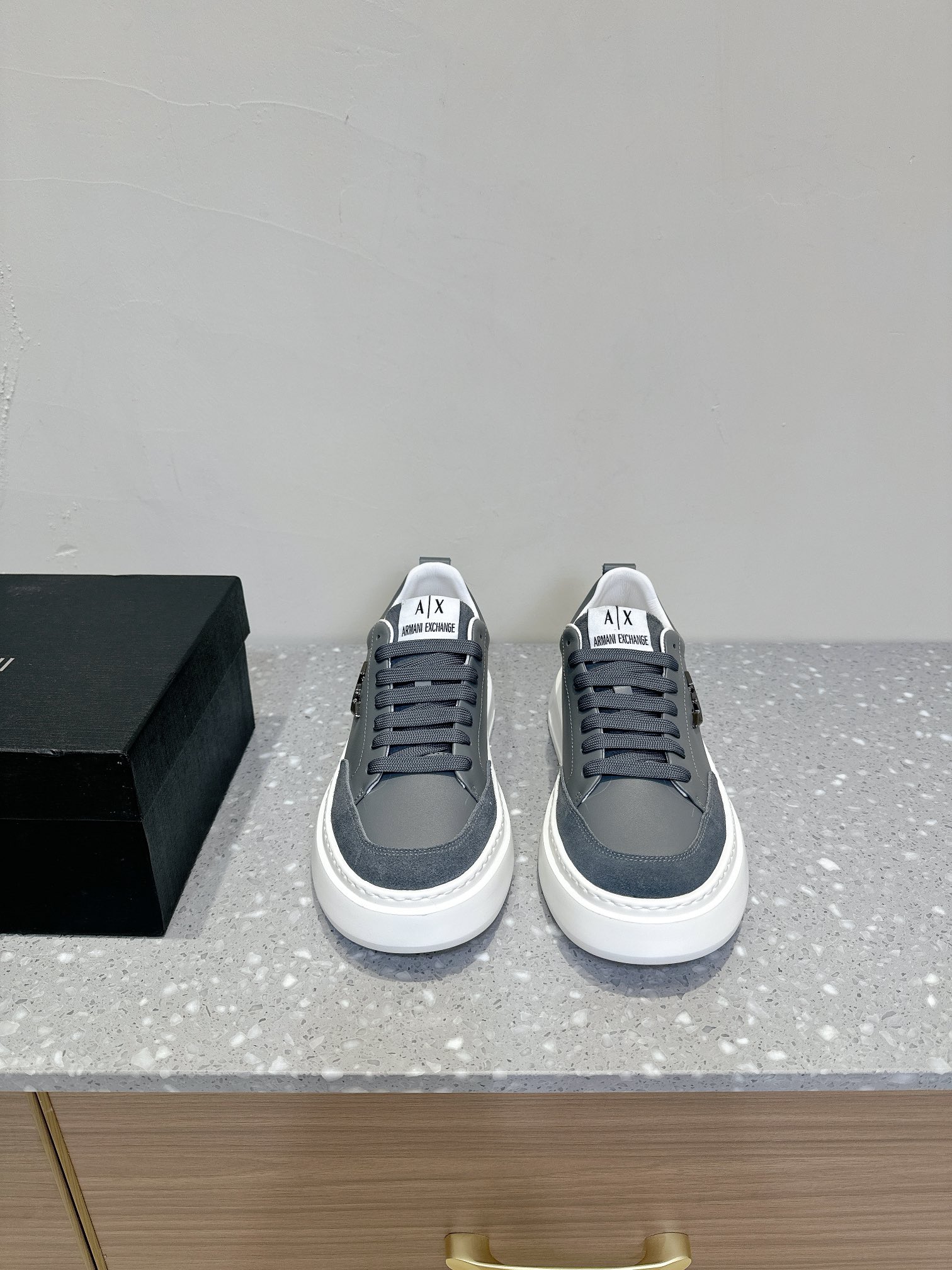 Emporio Armani EA7 Leisure Sports Shoes with Unique Design and High-Quality Materials - 图片 1