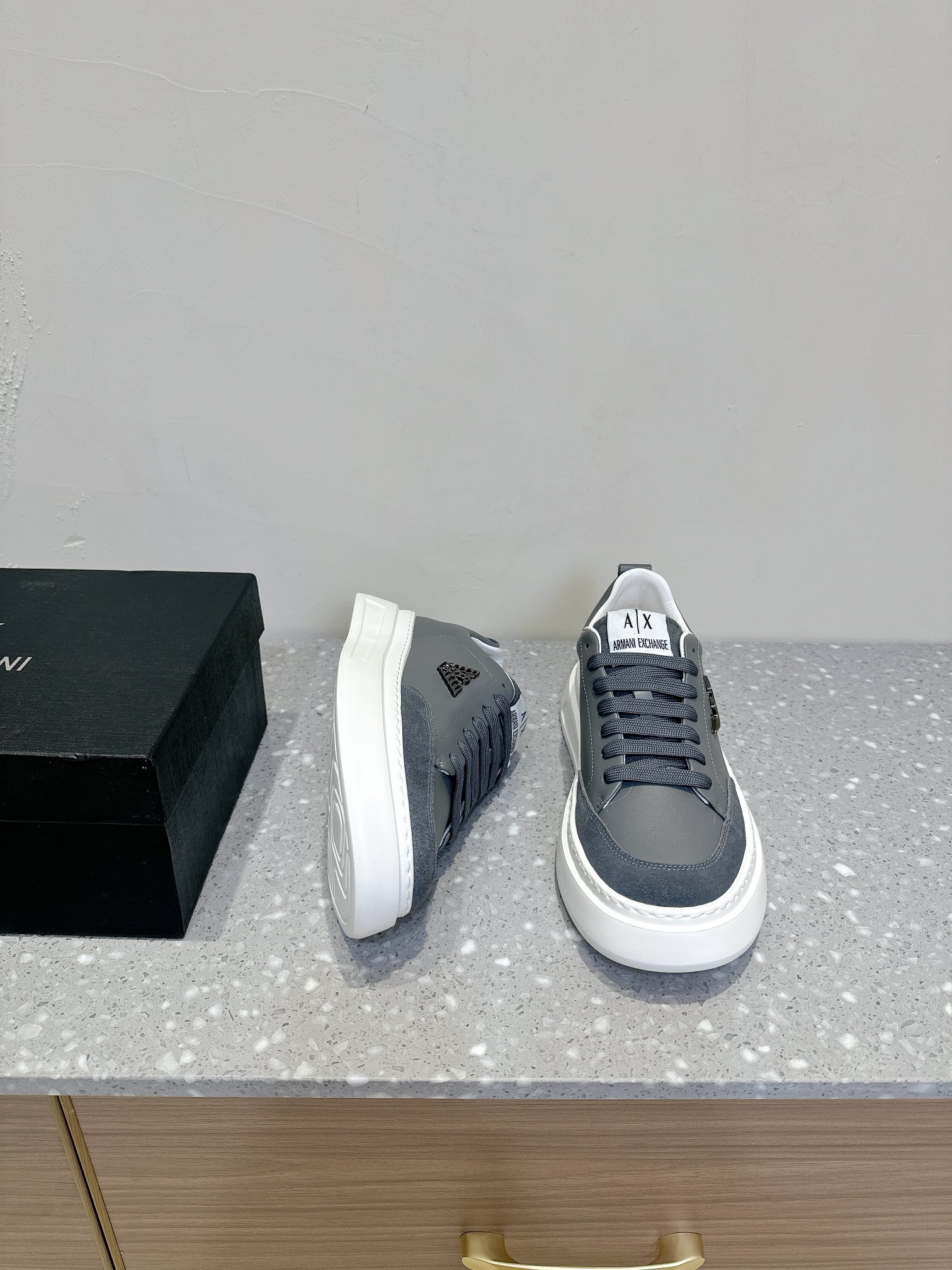 Emporio Armani EA7 Leisure Sports Shoes with Unique Design and High-Quality Materials - 图片 2