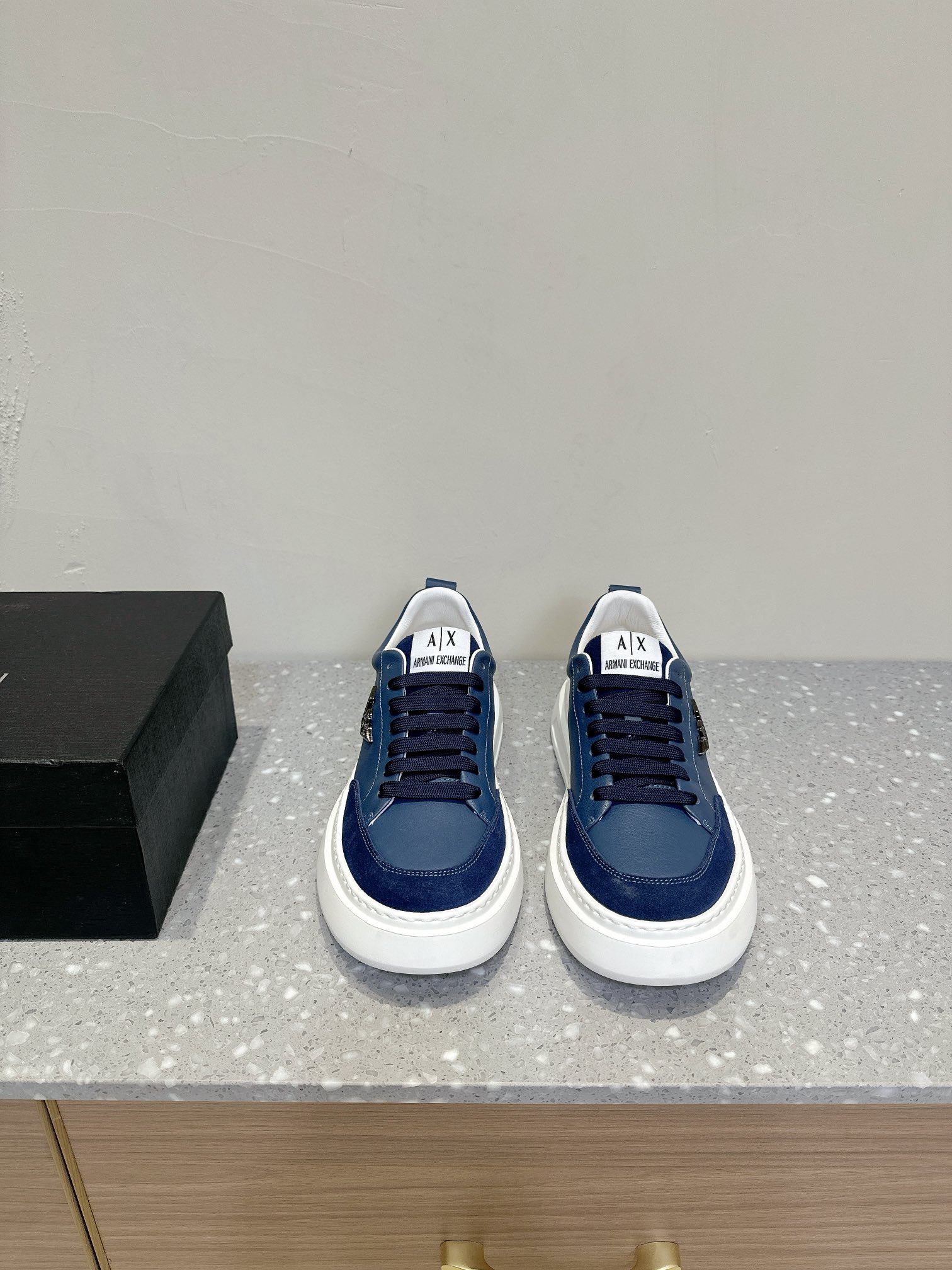 EMPORIO ARMANI EA7 Leisure Sports Shoes with Unique Brand Identity and Sports Style - 图片 1