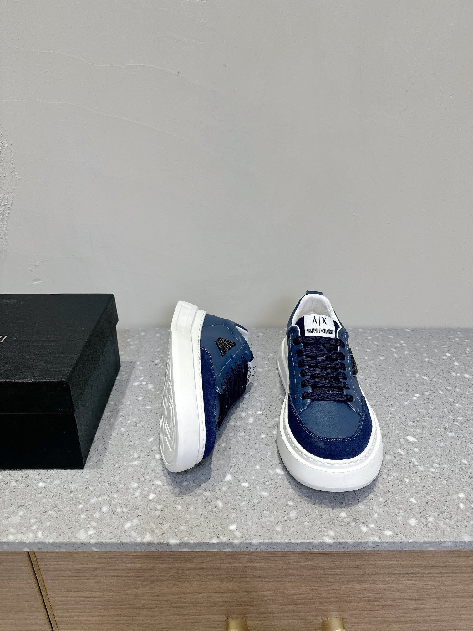 EMPORIO ARMANI EA7 Leisure Sports Shoes with Unique Brand Identity and Sports Style - 图片 2