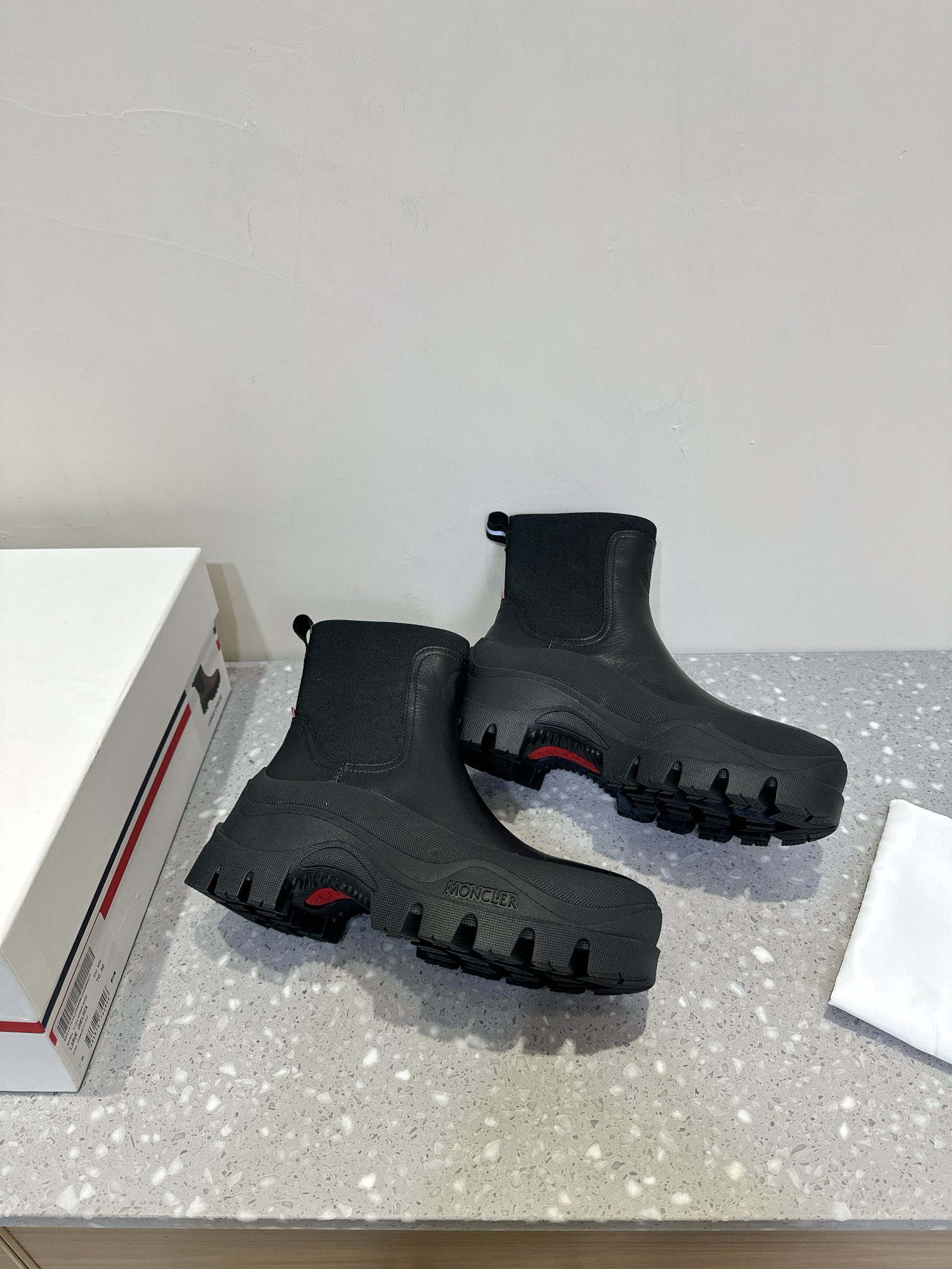 Moncler Union Lightweight Field Boots for Autumn and Winter Adventures - 图片 4