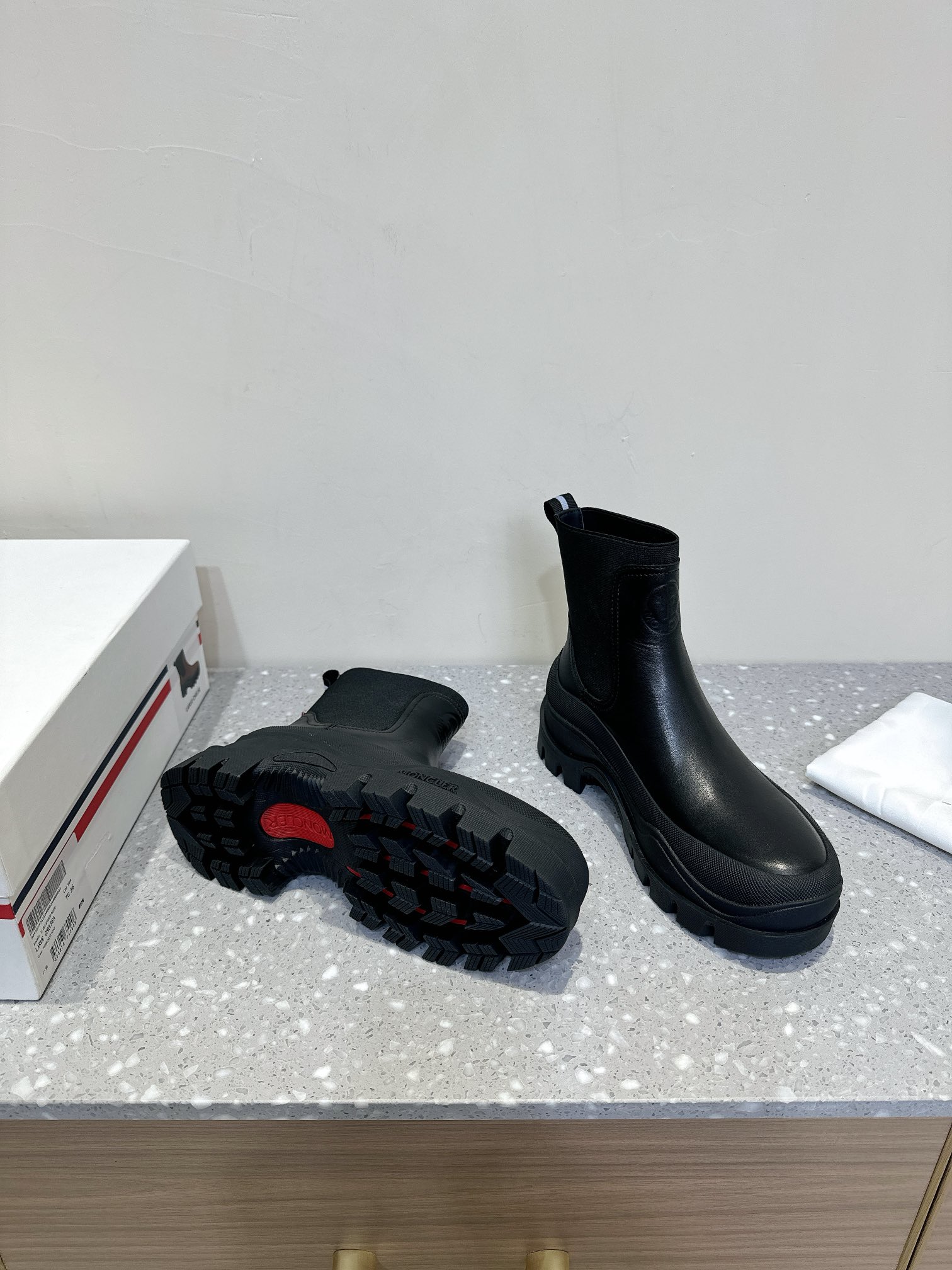 Moncler Union Lightweight Field Boots for Autumn and Winter Adventures - 图片 2