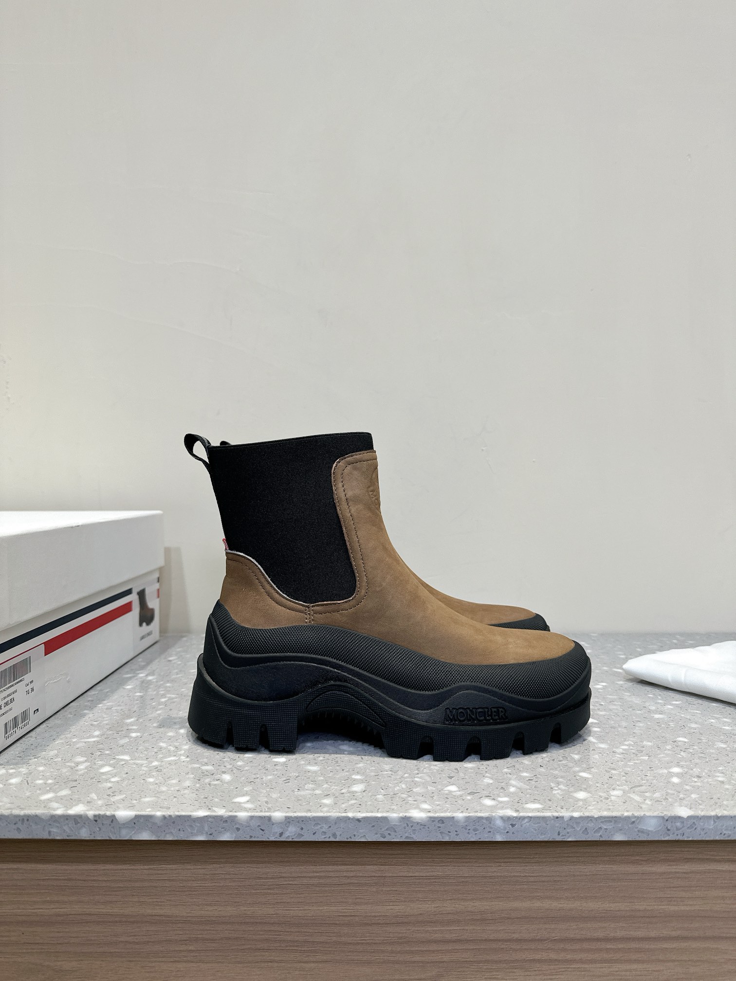 Moncler Union 24s Light Field Boots: Comfortable, Stylish, and Versatile - 图片 5