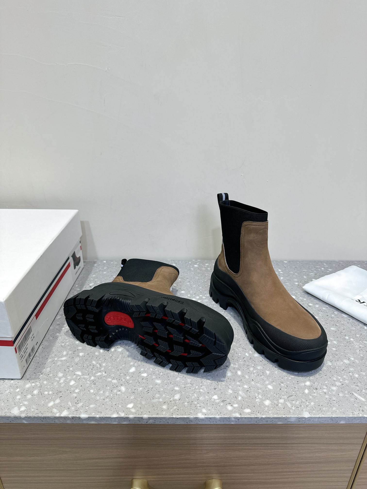 Moncler Union 24s Light Field Boots: Comfortable, Stylish, and Versatile - 图片 2