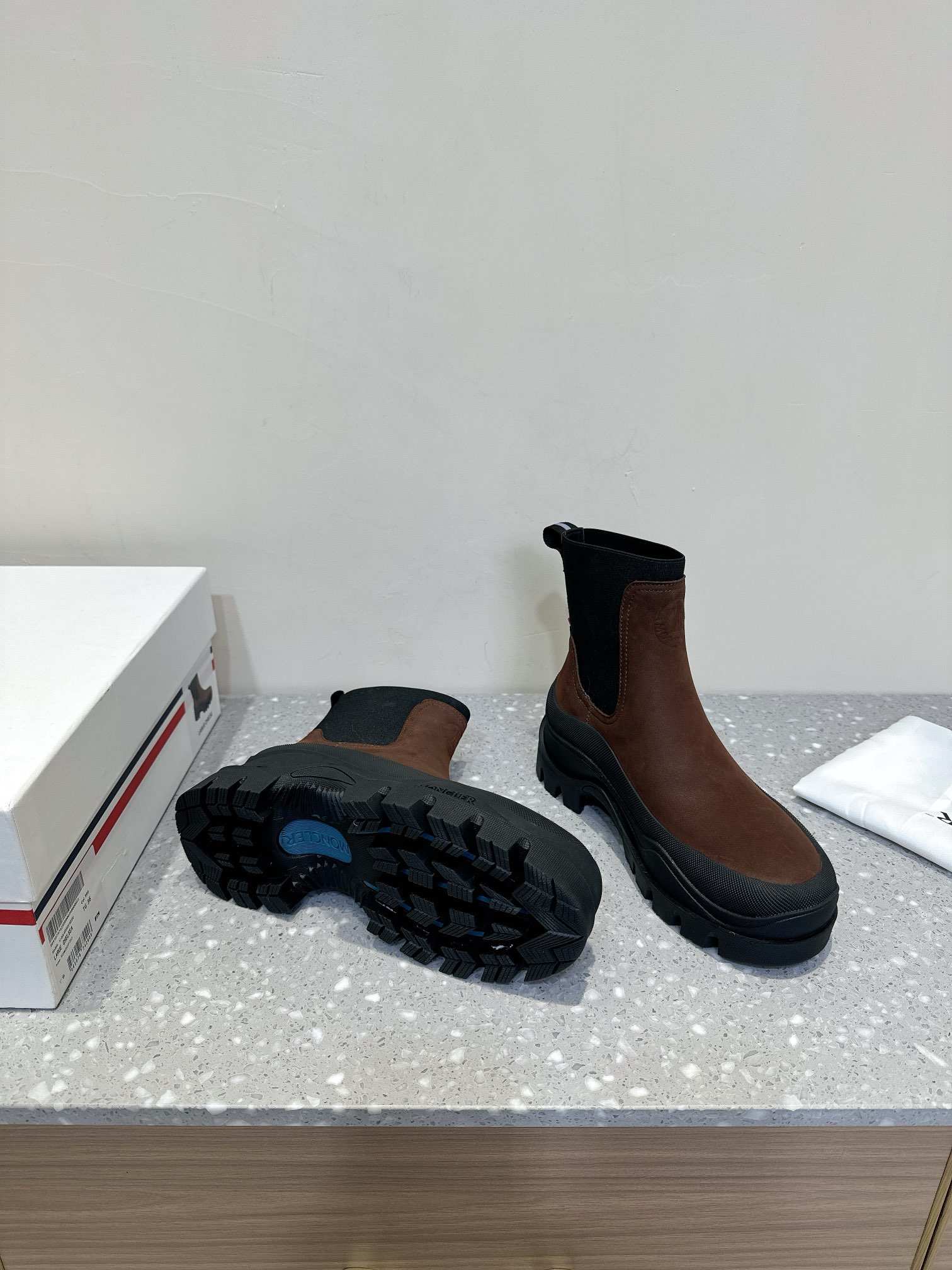 Moncler Union 24s Light Field Boots for Autumn and Winter Adventures - 图片 2