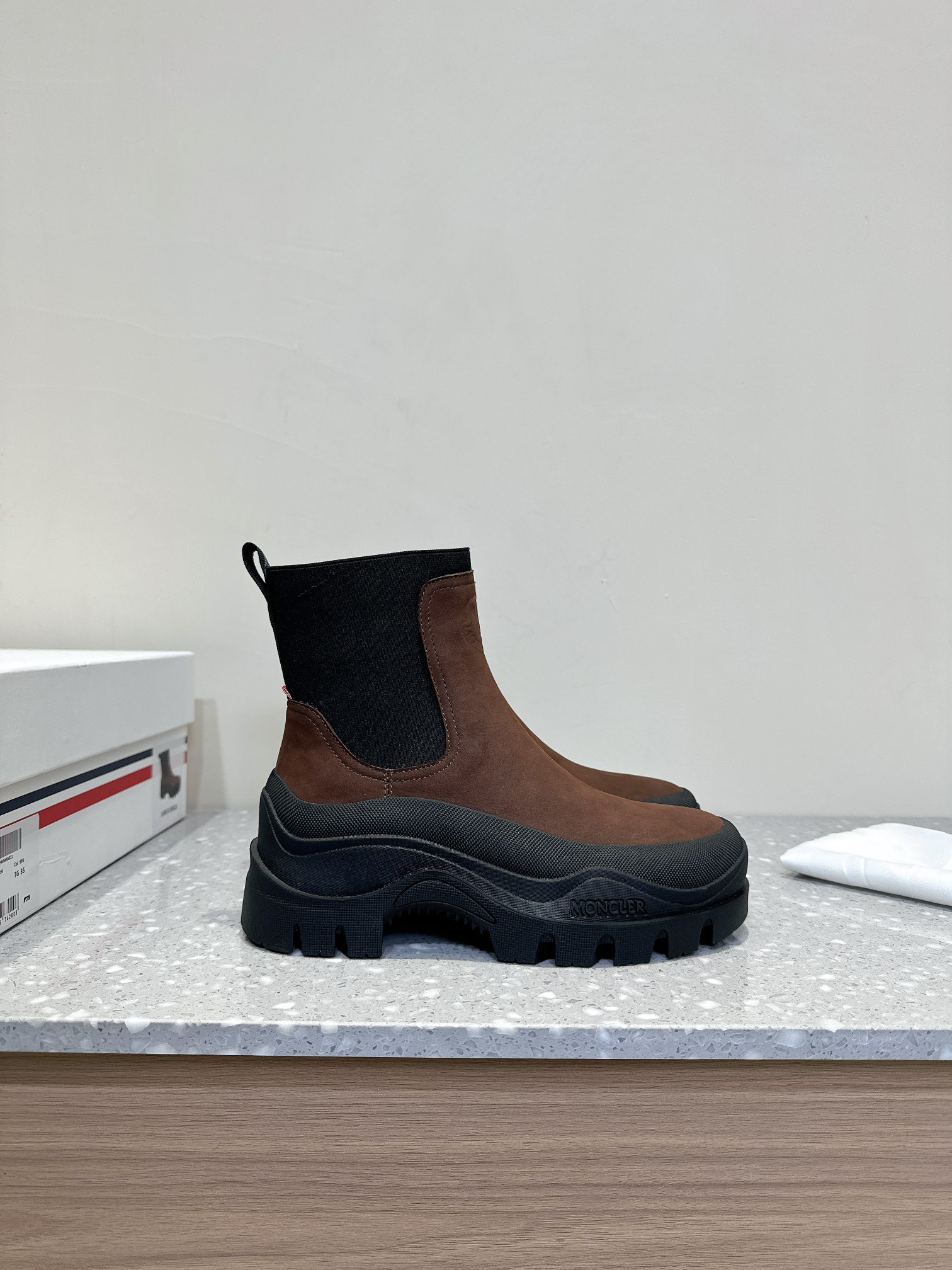 Moncler Union 24s Light Field Boots for Autumn and Winter Adventures - 图片 5