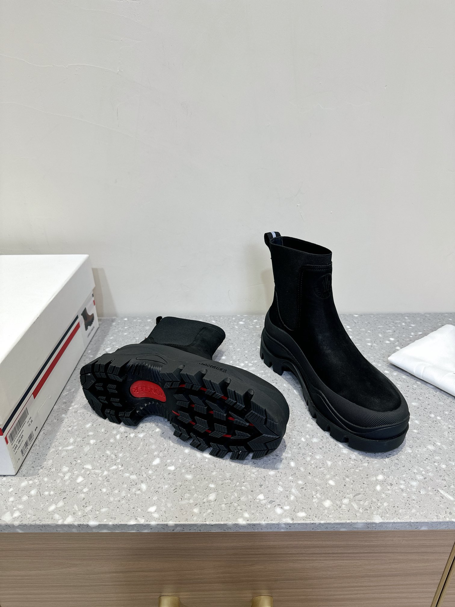 Moncler Union 24s Light Field Boots: Comfortable, Stylish, and Durable for Winter Adventures - 图片 2