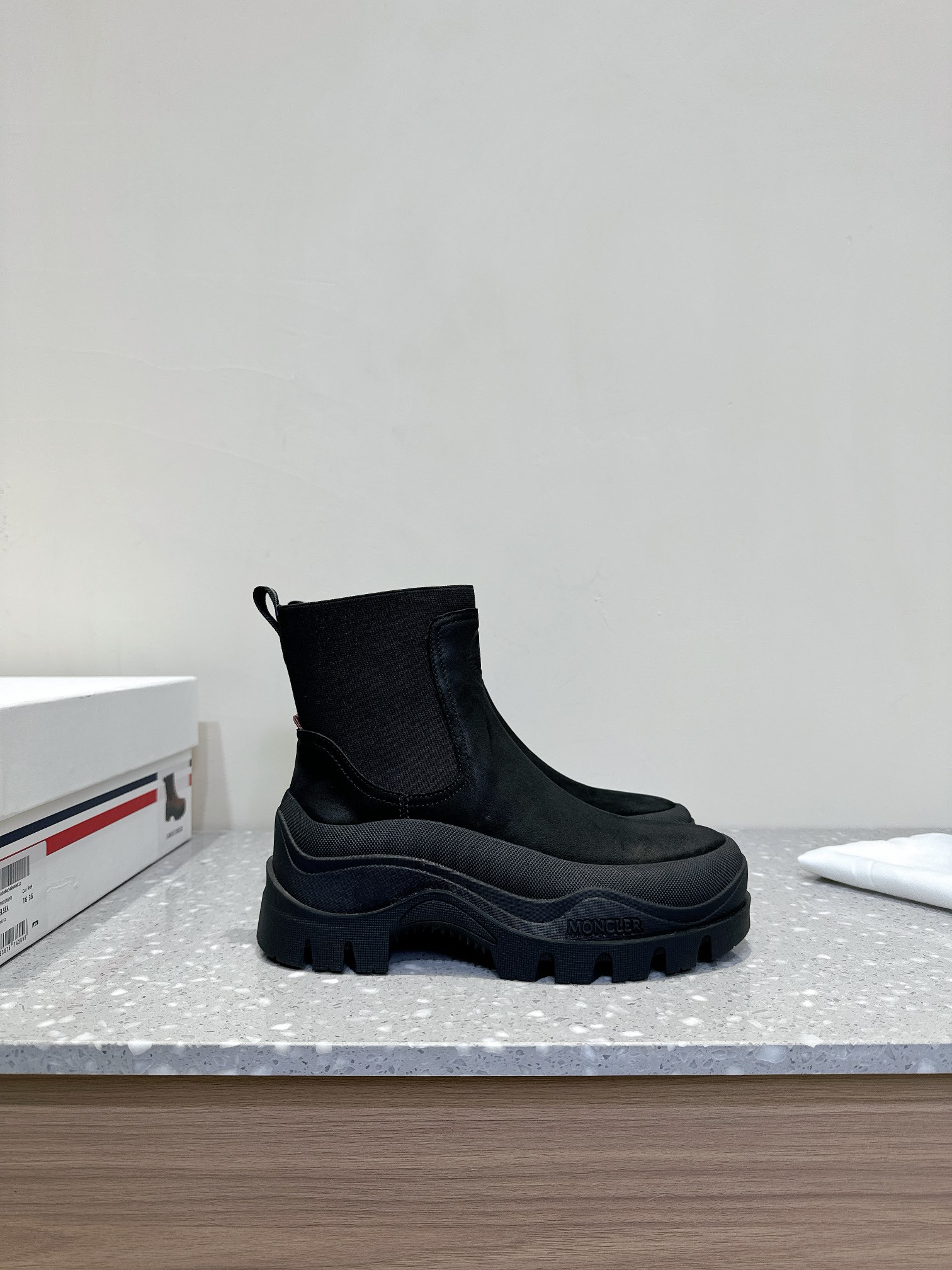 Moncler Union 24s Light Field Boots: Comfortable, Stylish, and Durable for Winter Adventures - 图片 5
