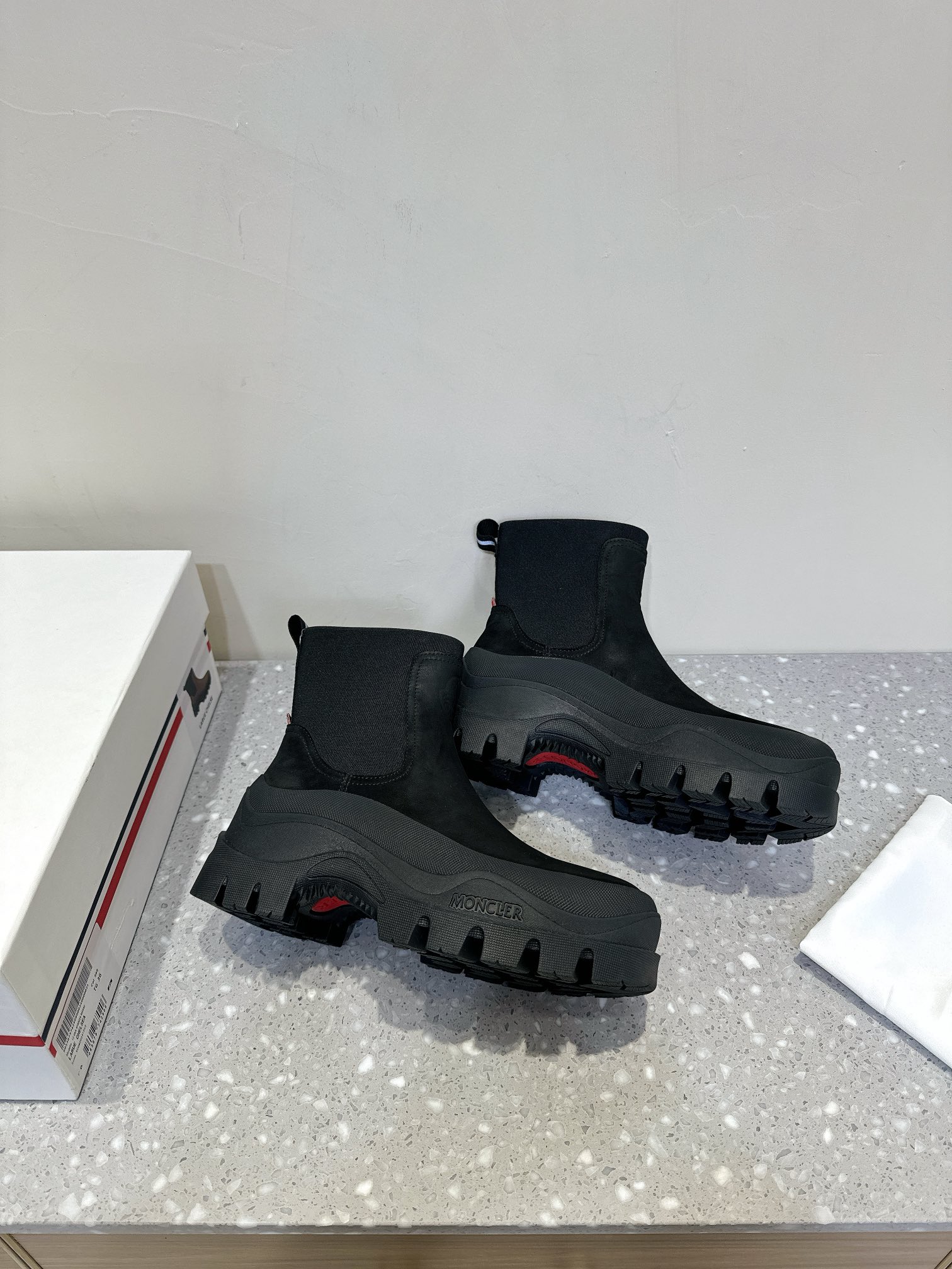 Moncler Union 24s Light Field Boots: Comfortable, Stylish, and Durable for Winter Adventures - 图片 4