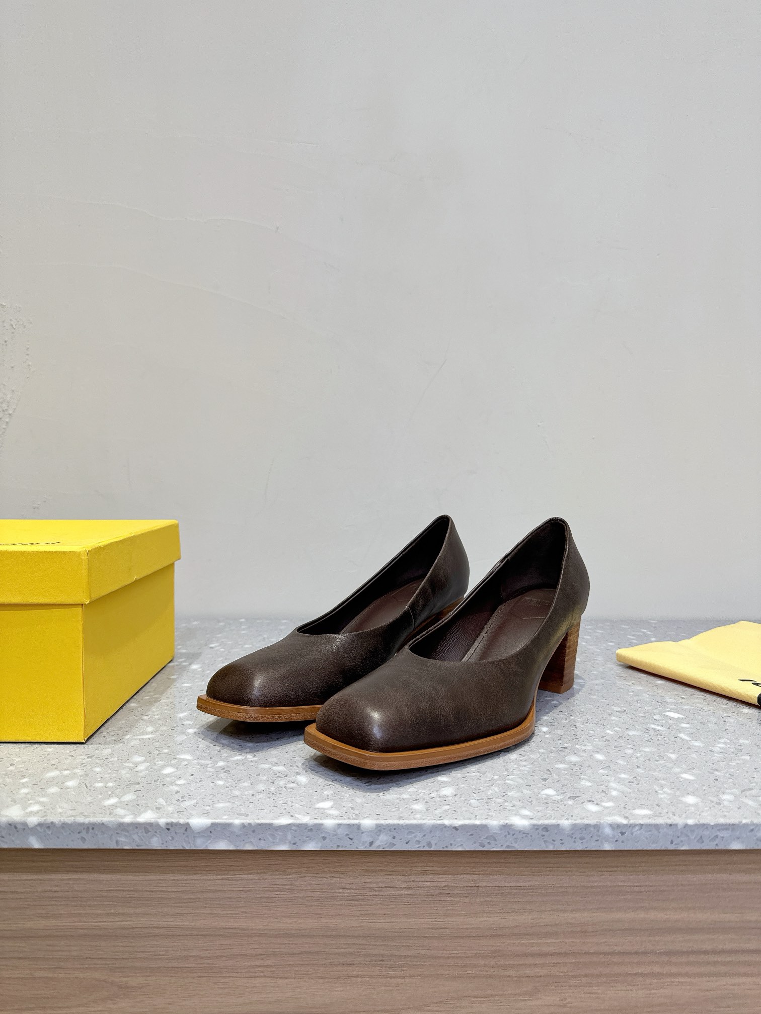 FENDI 24SS Shoe Collection: Premium Materials, Unique Design, Customizable Options - 图片 1