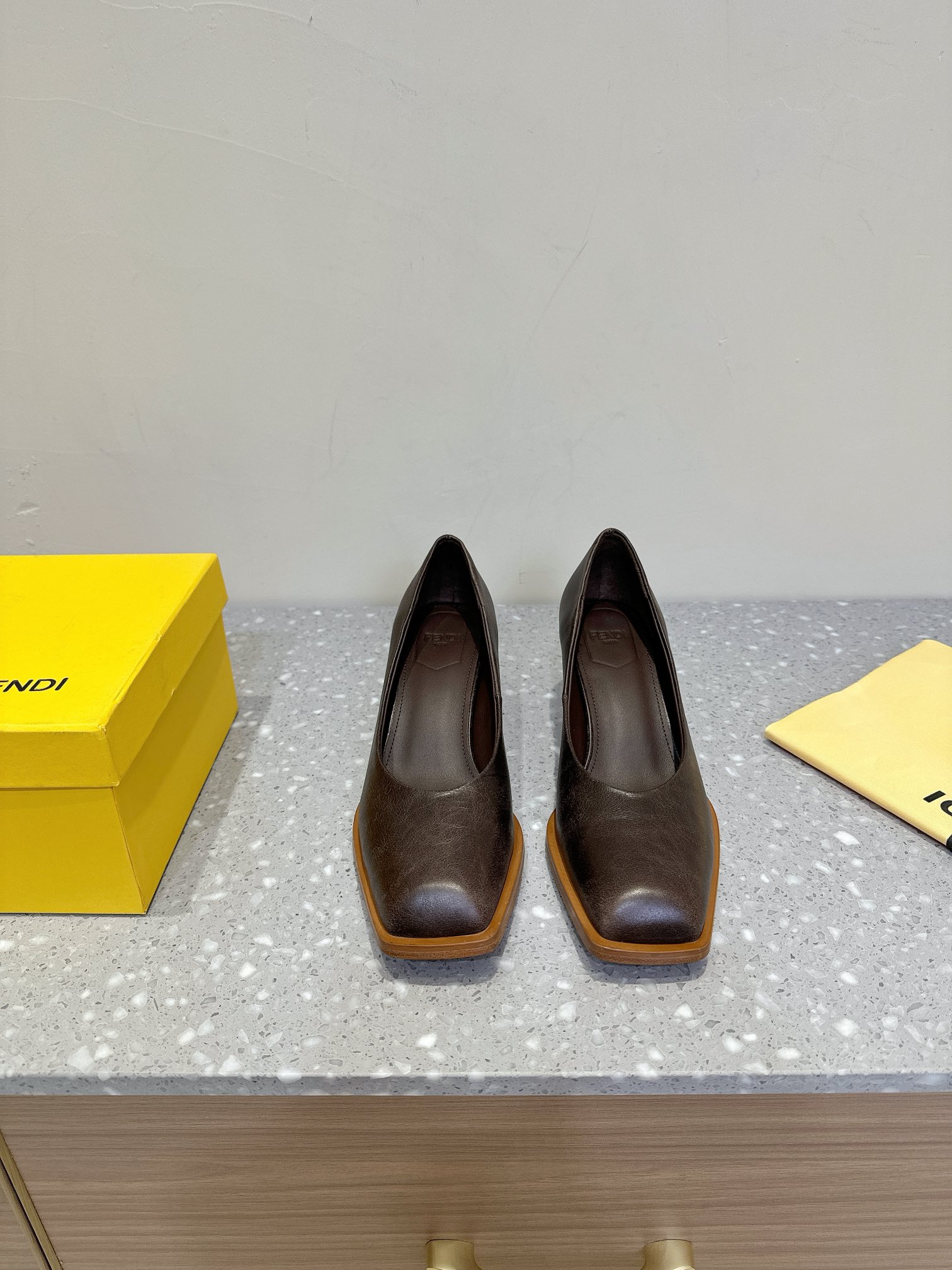 FENDI 24SS Shoe Collection: Premium Materials, Unique Design, Customizable Options - 图片 2