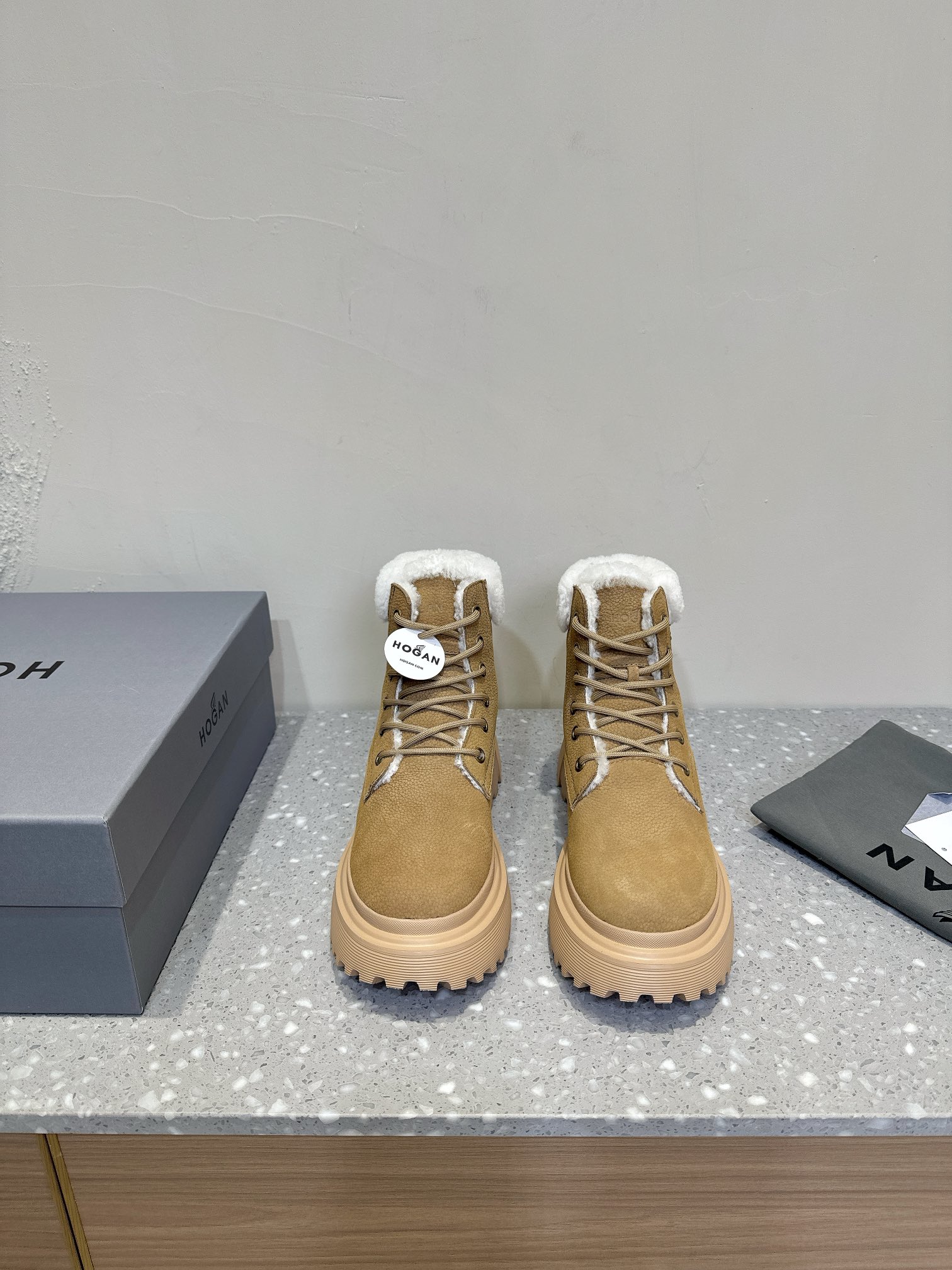 HOGAN 24ss Lambskin Snow Boots for Winter: Warm, Comfortable, and Stylish - 图片 2