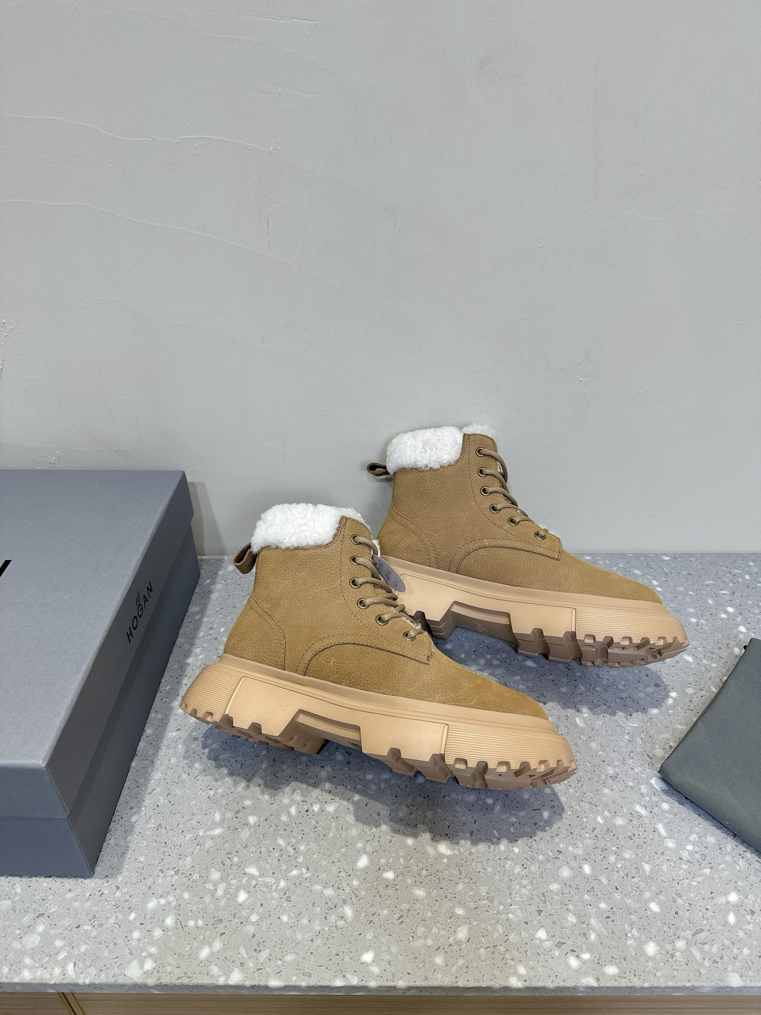 HOGAN 24ss Lambskin Snow Boots for Winter: Warm, Comfortable, and Stylish - 图片 4