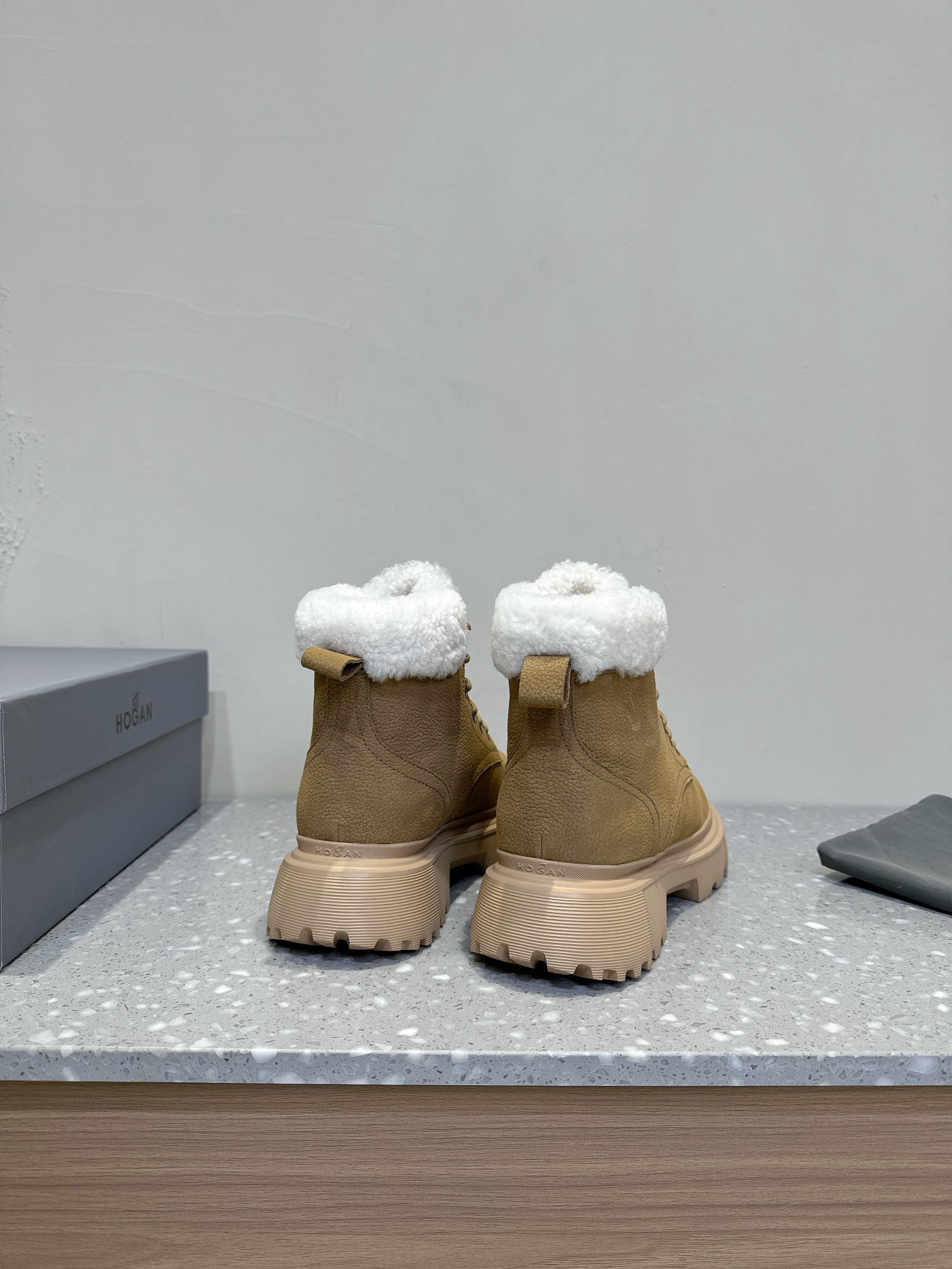 HOGAN 24ss Lambskin Snow Boots for Winter: Warm, Comfortable, and Stylish - 图片 6