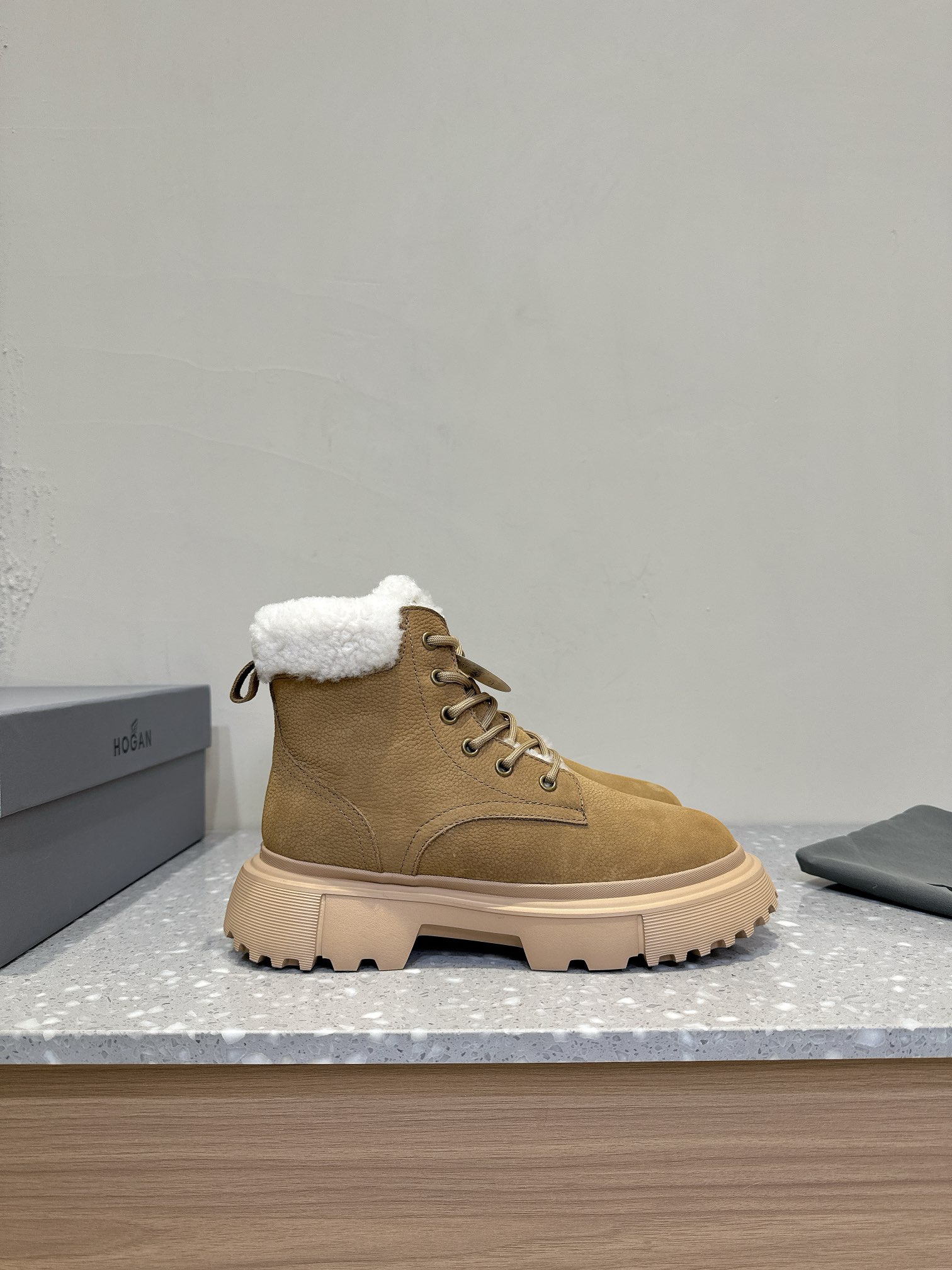 HOGAN 24ss Lambskin Snow Boots for Winter: Warm, Comfortable, and Stylish - 图片 5