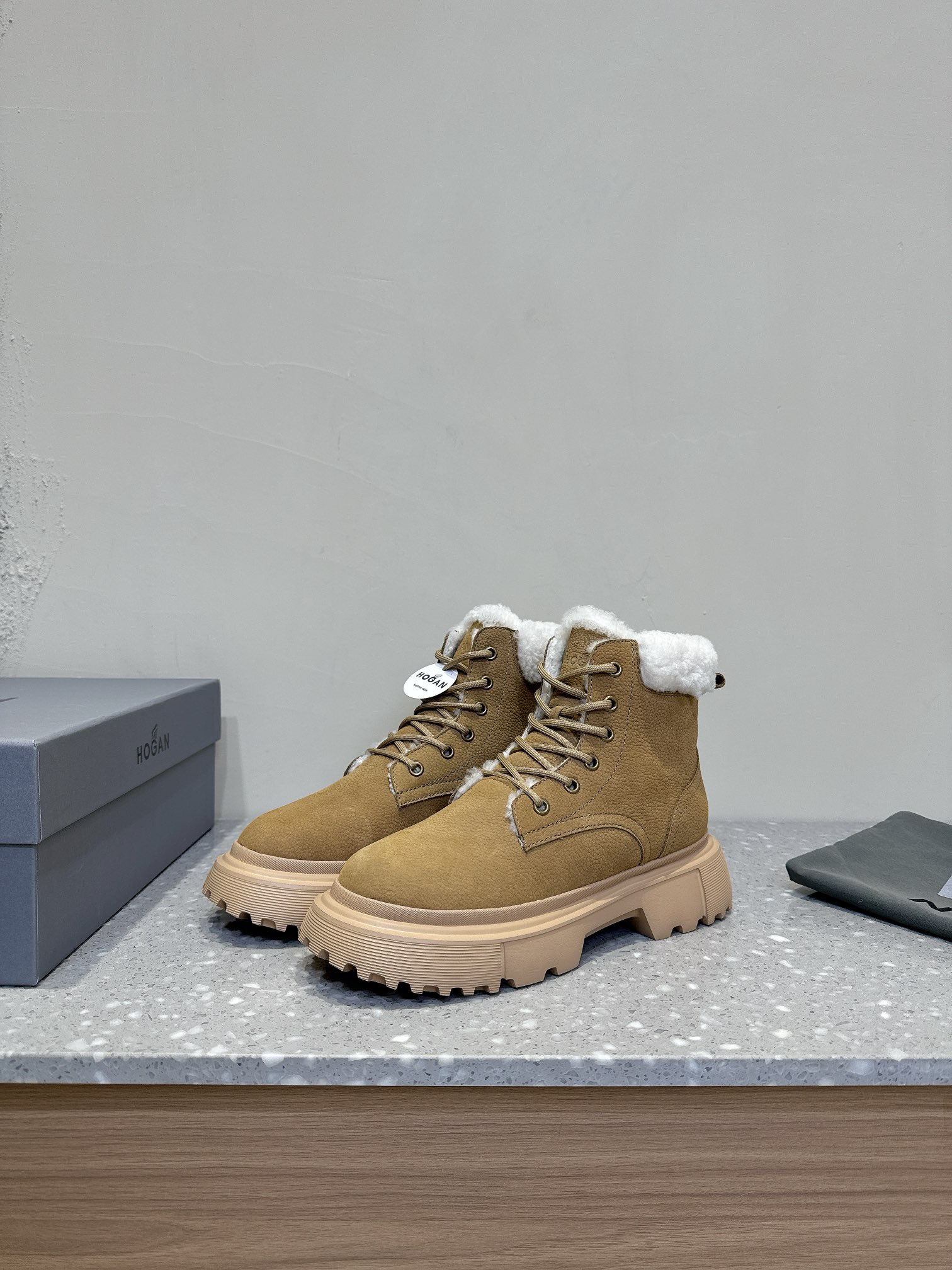 HOGAN 24ss Lambskin Snow Boots for Winter: Warm, Comfortable, and Stylish - 图片 1