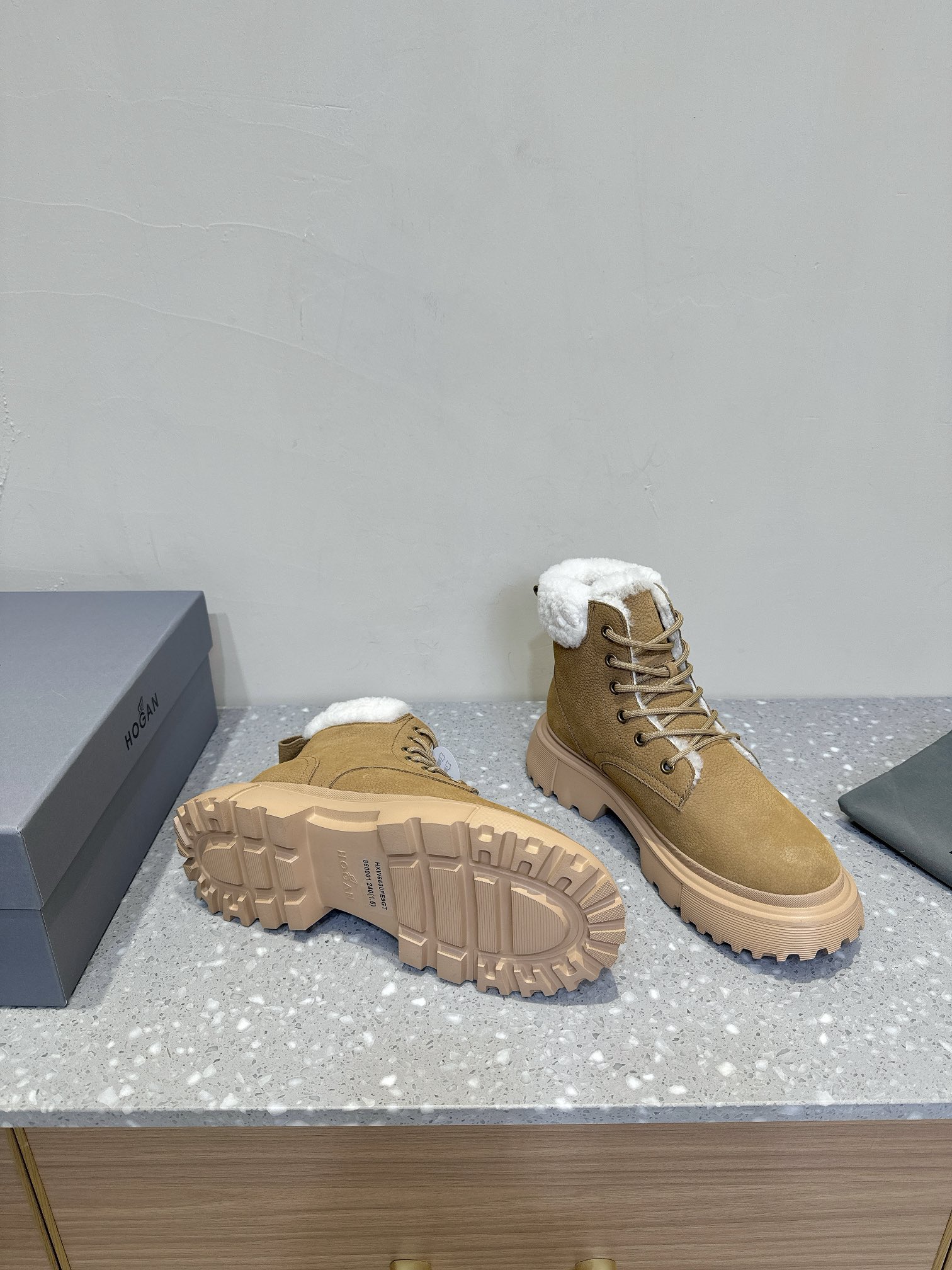 HOGAN 24ss Lambskin Snow Boots for Winter: Warm, Comfortable, and Stylish - 图片 3