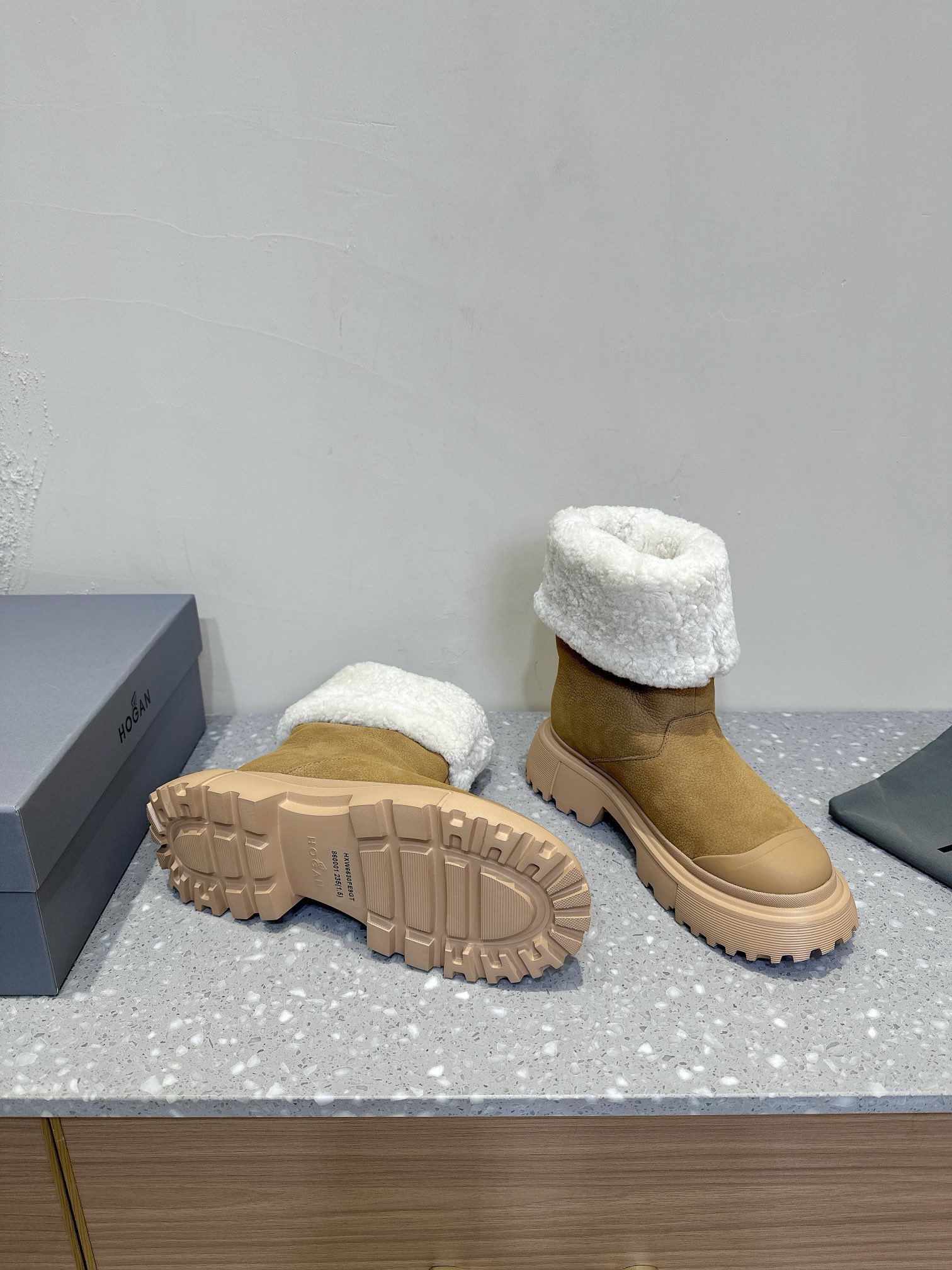 HOGAN 24ss Lambskin Snow Boots: Warm, Comfortable, and Stylish for Winter - 图片 3