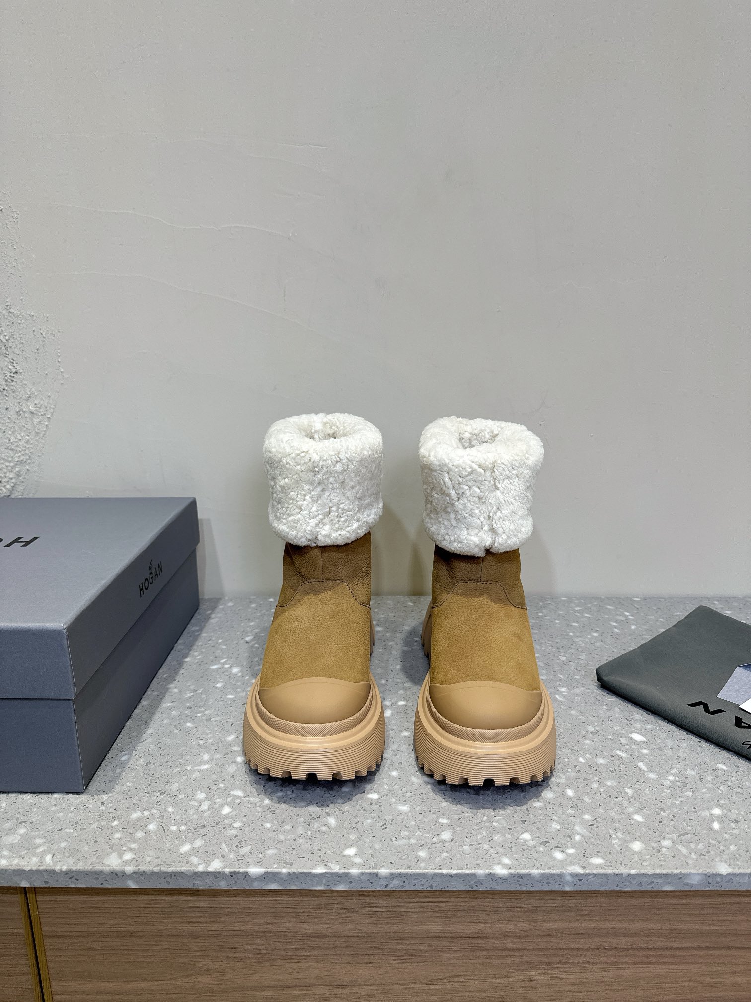 HOGAN 24ss Lambskin Snow Boots: Warm, Comfortable, and Stylish for Winter - 图片 2