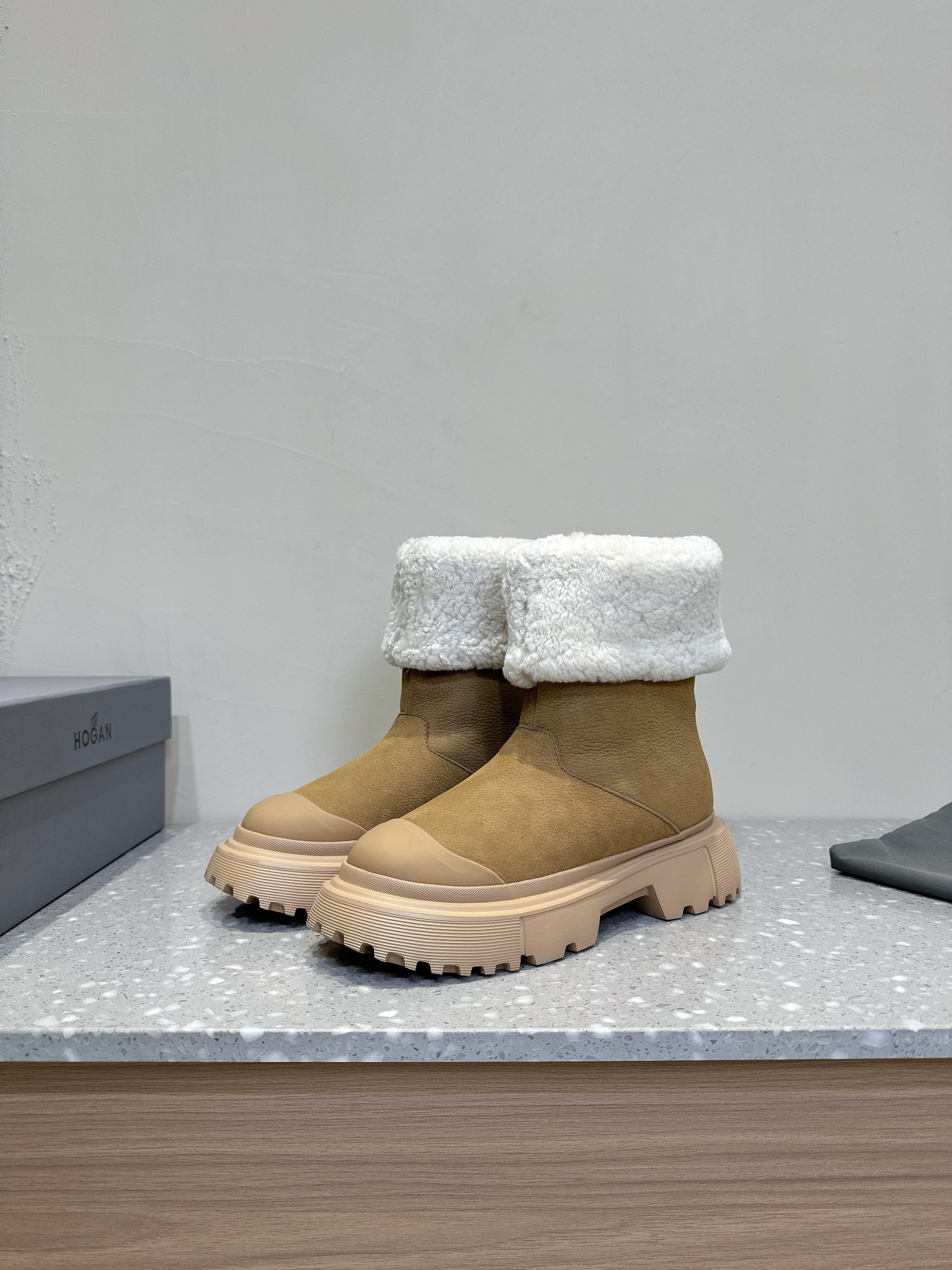 HOGAN 24ss Lambskin Snow Boots: Warm, Comfortable, and Stylish for Winter