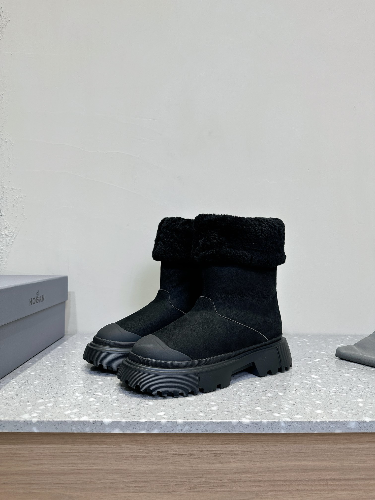 HOGAN 24ss Lambskin Snow Boots for Autumn/Winter: Warm, Comfortable, and Stylish