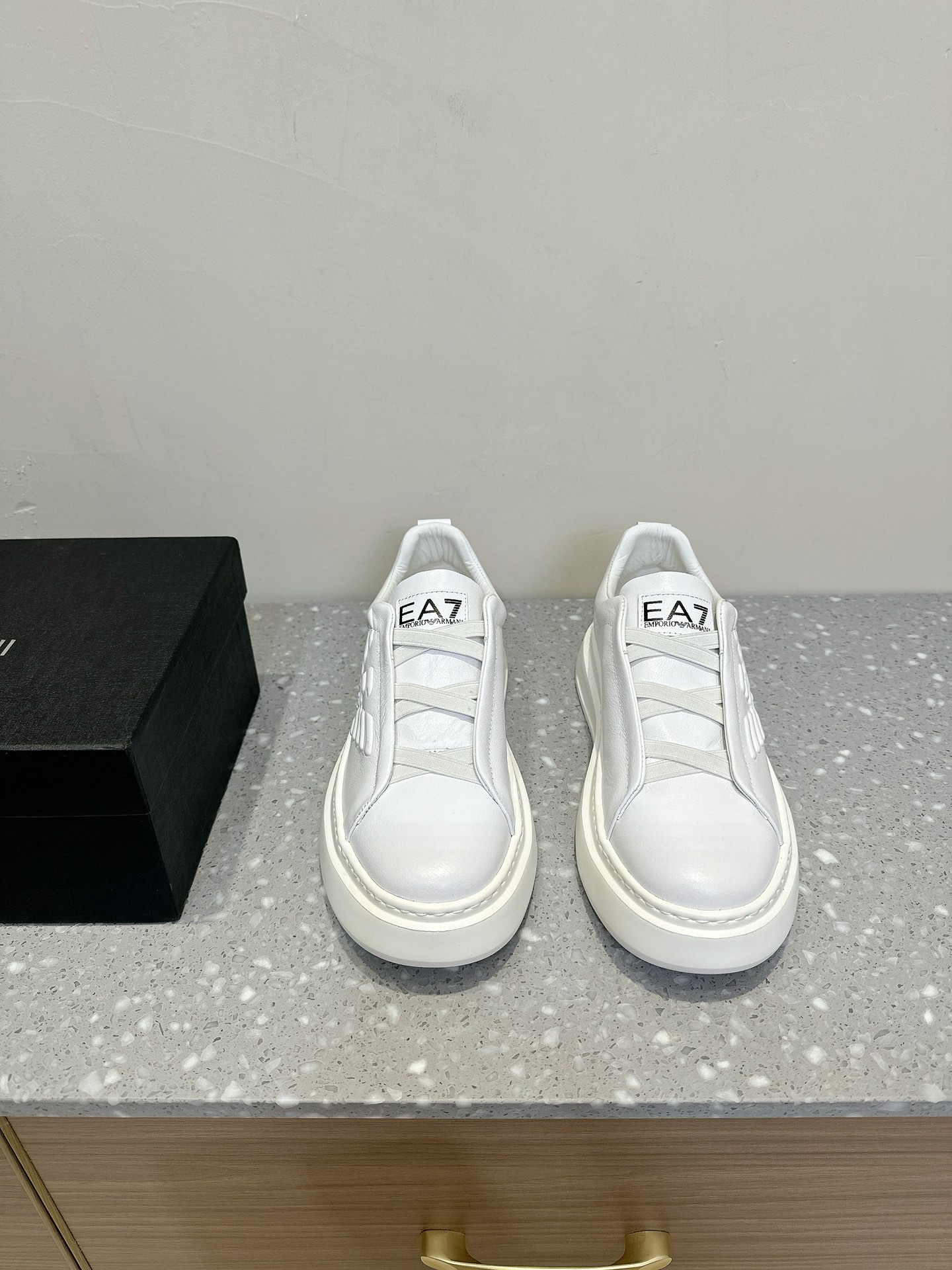 Emporio Armani EA7 Leisure Sports Shoes with Unique Design and High-Quality Materials - 图片 1
