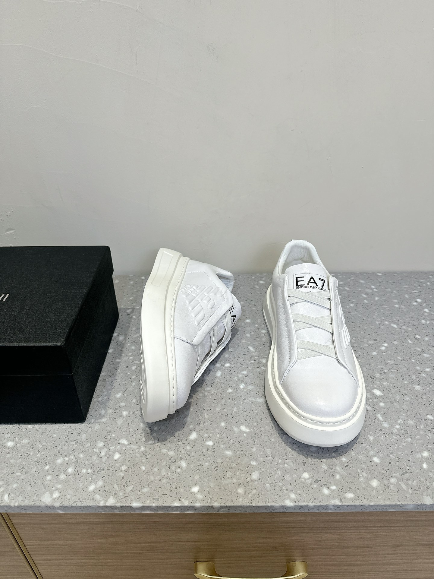 Emporio Armani EA7 Leisure Sports Shoes with Unique Design and High-Quality Materials - 图片 2