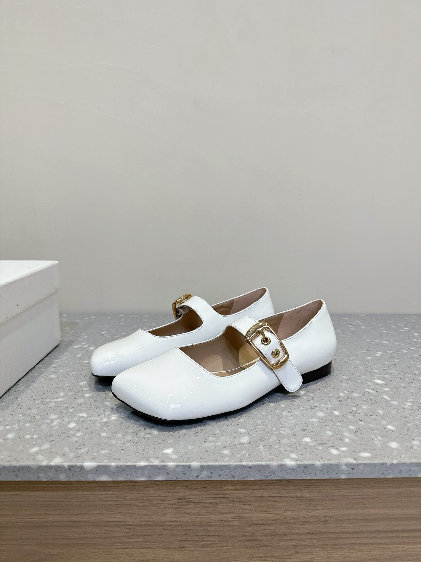 Trendy Chloe Ballet Shoes: Shallow, Flat, and Stylish with Unique Materials - 图片 3