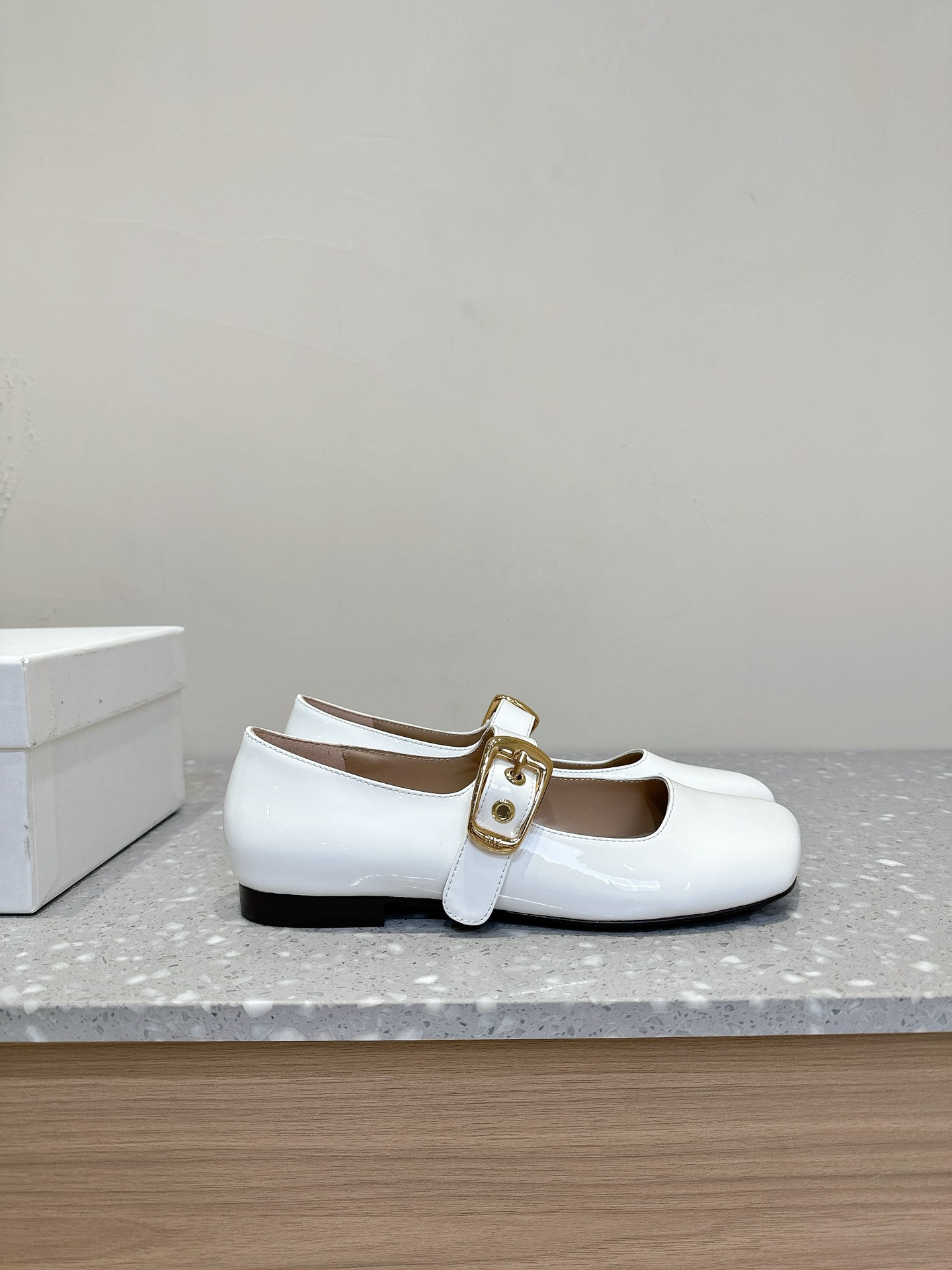 Trendy Chloe Ballet Shoes: Shallow, Flat, and Stylish with Unique Materials - 图片 5