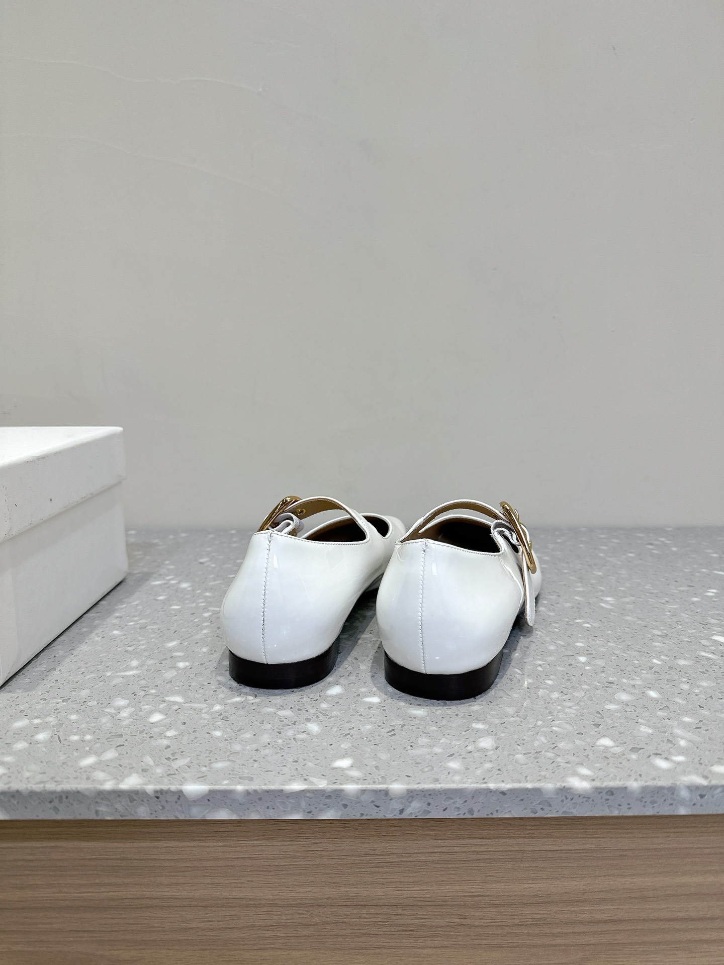Trendy Chloe Ballet Shoes: Shallow, Flat, and Stylish with Unique Materials - 图片 6