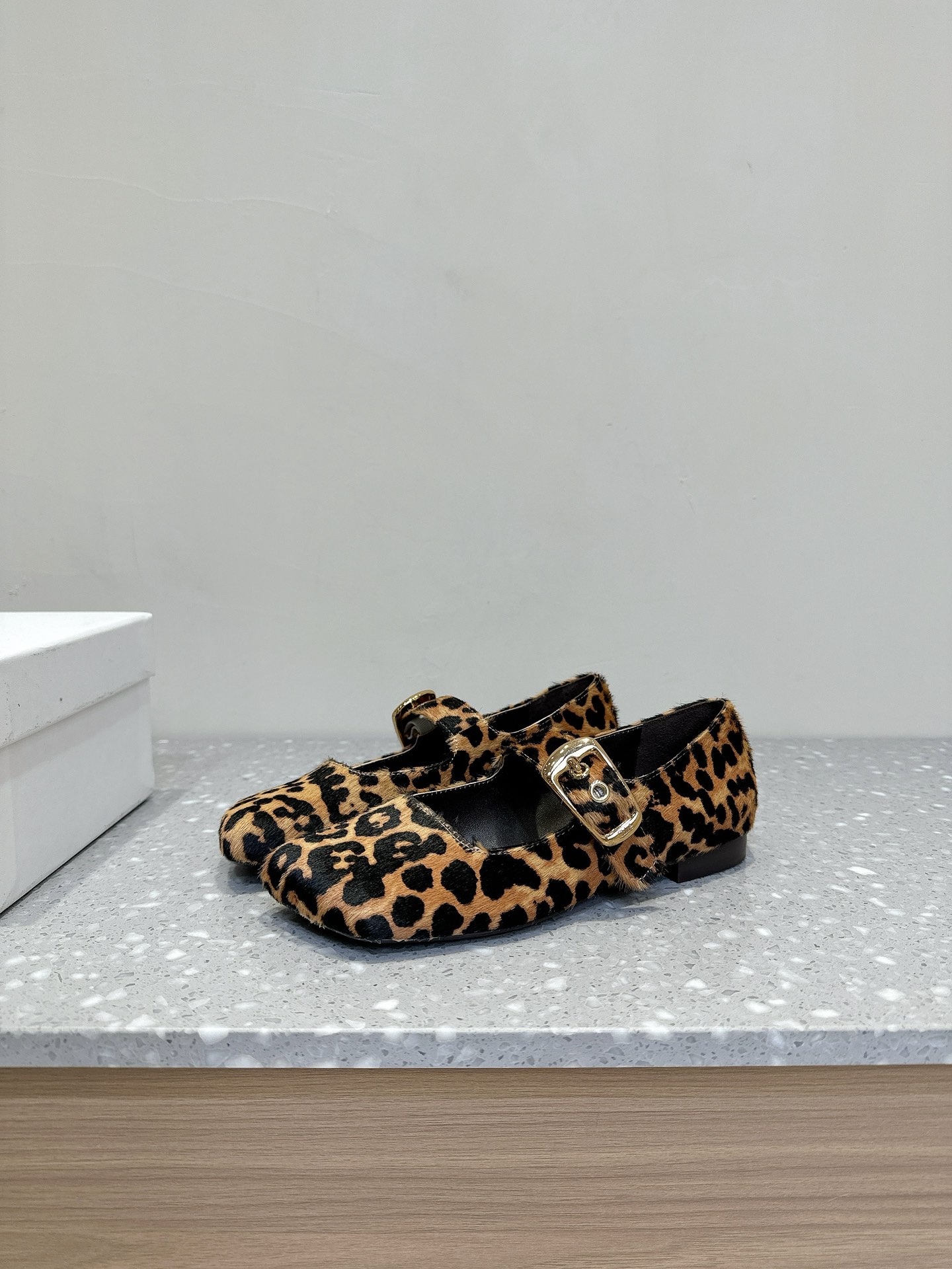Trendy Chloe Ballet Shoes: Shallow, Flat, and Stylish with Unique Materials - 图片 3