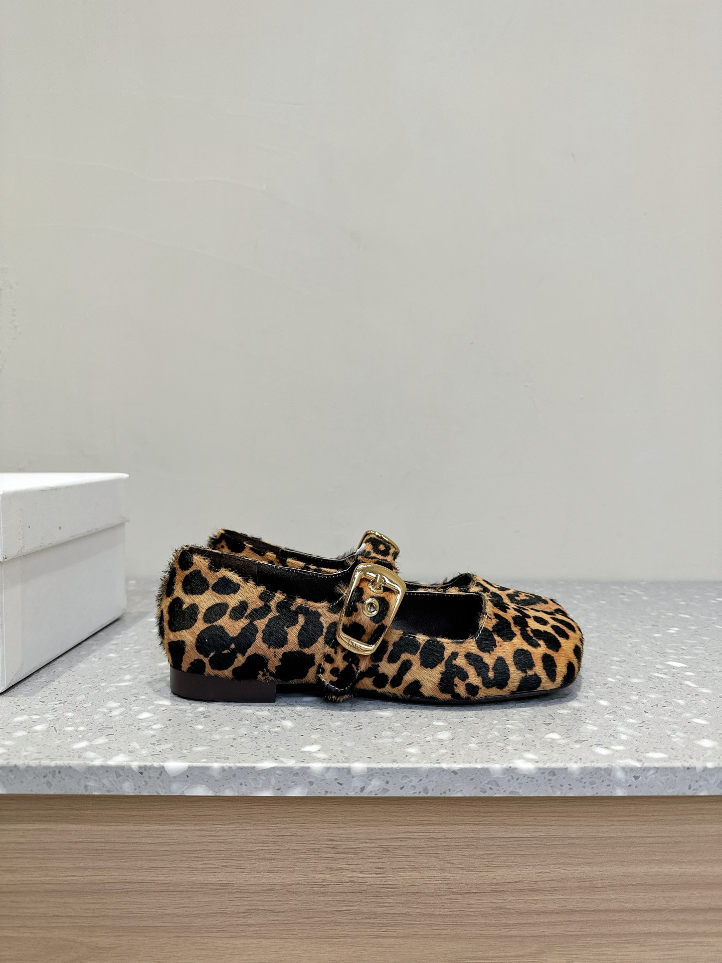 Trendy Chloe Ballet Shoes: Shallow, Flat, and Stylish with Unique Materials - 图片 5