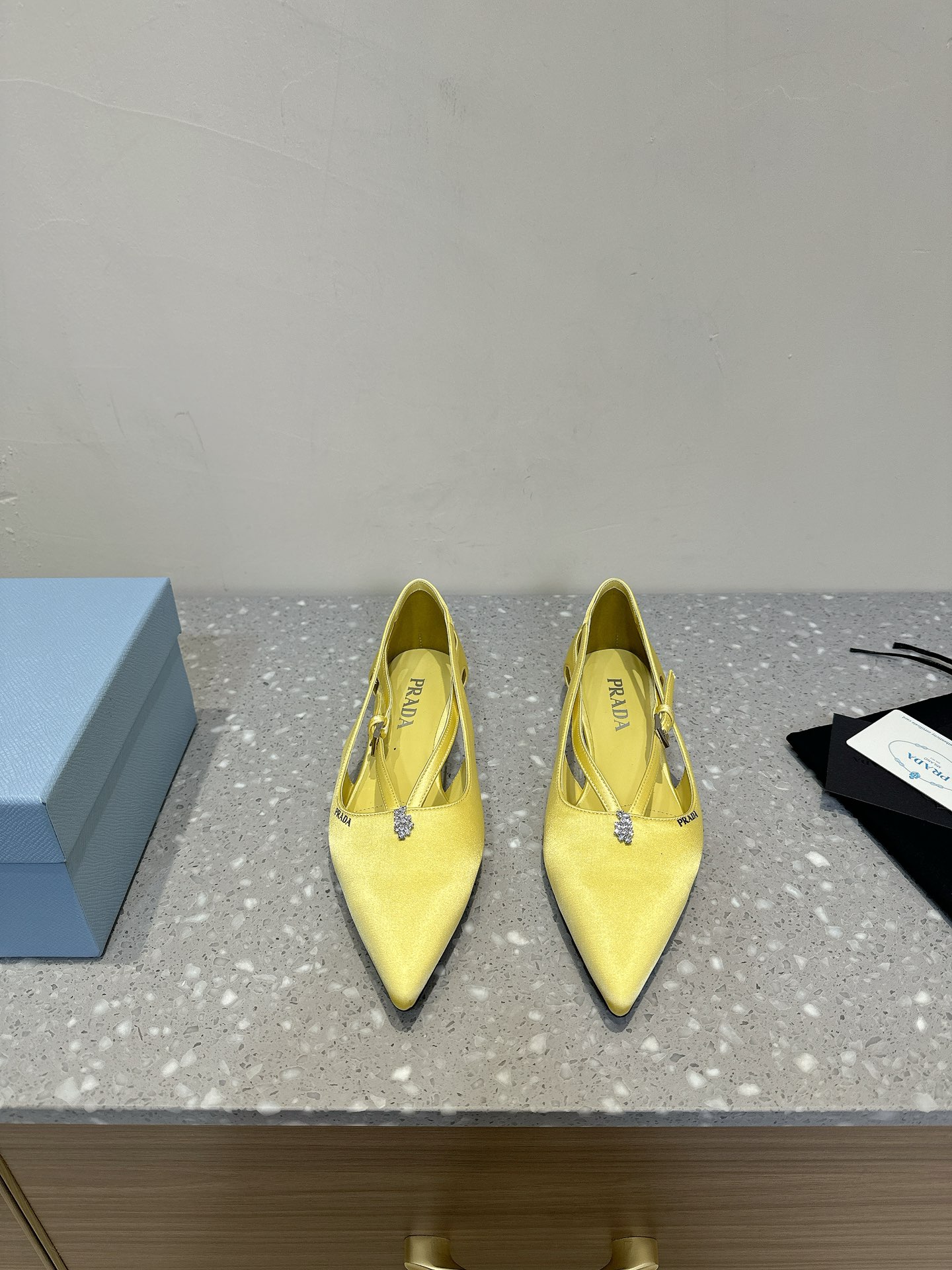 NO:239108,Flat-soled rada Prada 25ss early spring new style beautiful pointed toe shoes The minimalist beauty in the fashion industry classic fashion color scheme effortless elegant style coming Fashion exquisite beauty Baotou pointed toe Opening beads and wear fashionable temperament simple new daily slippers beautiful high-end slippers This style is super good on the feet and can lengthen the legs. Original imported silk/paper leather inner foot pad sheepskin outsole original leather outsole Size35-40 (40 customized non-return and exchange), single shoes, prada, prada, slippers, sheepskin, real silk, Leather soles19860909平底rada 普拉达 25ss早春新款 绝美尖头跟鞋 时尚界久违的极简之美 经典时尚配色 毫不费力的优雅风来袭 时髦 精致 绝美 包头尖头 开边珠外穿时尚气质简约新款日常拖鞋美出高级感拖鞋这款上脚超好而且可以拉长腿型. 面料原版进口真丝/漆皮 内里垫脚羊皮 大底原版真皮大底 Size35-40（40 订做不退换）,单鞋,prada,prada,slippers,sheepskin,real silk,Leather soles,Women's Shoes