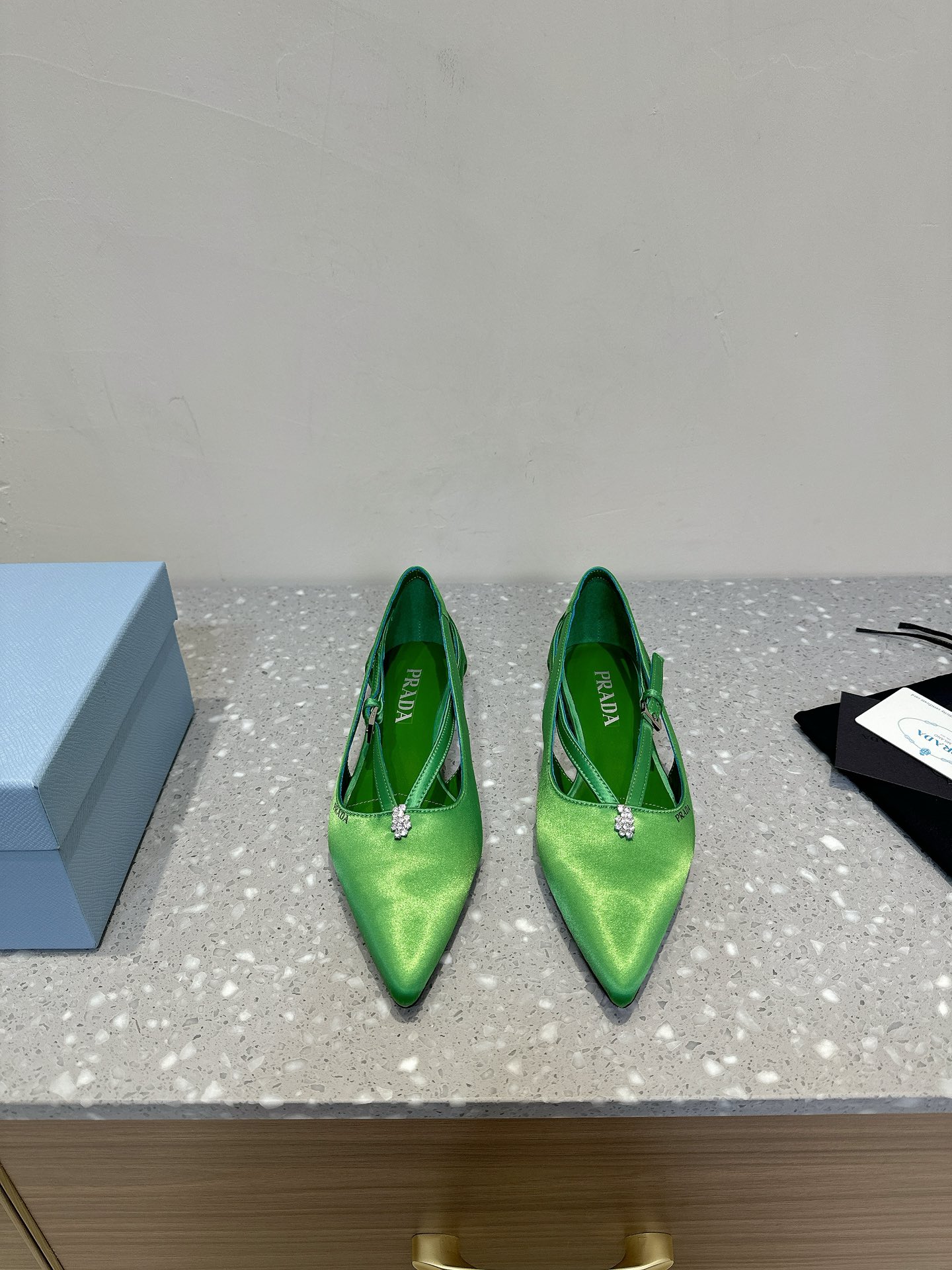 NO:239111,rada 25ss early spring new style, beautiful pointed toe heels, the most unacceptable minimalist beauty in the fashion industry, classic and fashionable color scheme, effortless elegant style coming, fashionable, exquisite, beautiful, Baotou pointed toe, open-edge beads, fashionable and simple new style of daily slippers, beautiful and high-end slippers, this style is super good on the feet and can lengthen the legs. Original imported silk/paper leather, inner foot pad sheepskin, outsole original leather outsole Size35-40 (40 customized, non-return and exchange), single shoes, prada, prada, slippers, sheepskin, real silk, Leather soles19860909rada 普拉达 25ss早春新款 绝美尖头跟鞋 时尚界久违的极简之美 经典时尚配色 毫不费力的优雅风来袭 时髦 精致 绝美 包头尖头 开边珠外穿时尚气质简约新款日常拖鞋美出高级感拖鞋这款上脚超好而且可以拉长腿型. 面料原版进口真丝/漆皮 内里垫脚羊皮 大底原版真皮大底 Size35-40（40 订做不退换）,单鞋,prada,prada,slippers,sheepskin,real silk,Leather soles,Women's Shoes