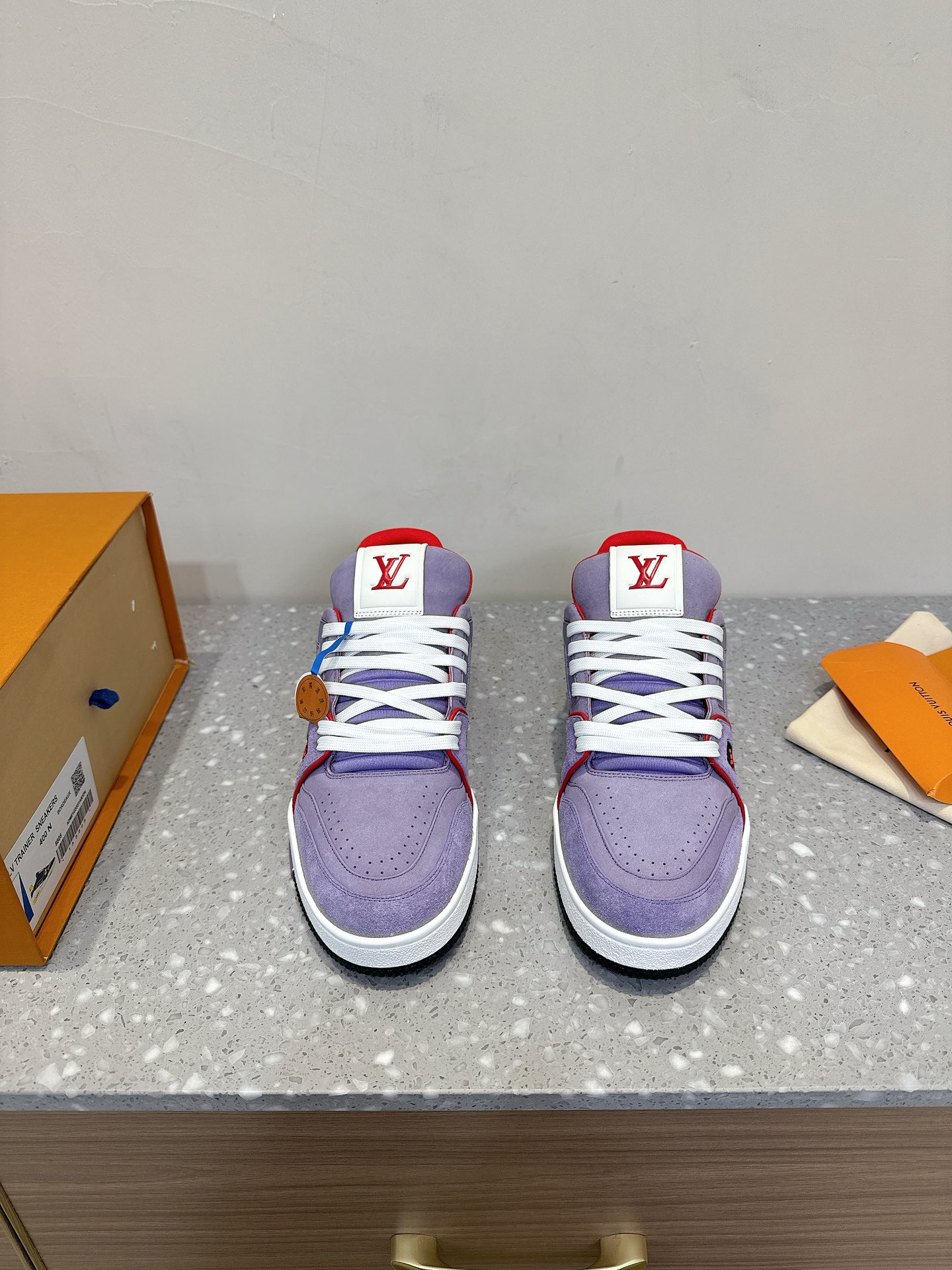 NO:164226,LV TARINE Louis Vuitton L Home Donkey Brand Couple Style Casual Sports Shoes Skateboard Shoes Original Purchase and Development Made Production This LV Trainer Sports Shoes are made of cowhide leather to create complex uppers, which require hours of ingenious sewing to complete. The classic configuration is from Virgil Abloh, showing the inspiration of retro basketball shoes. The delivery counter is exquisitely packaged. Fabric: Original custom-made top layer cowhide Inner: Original custom breathable net Outsole: Original open-mode two-color TPU combination sole Thickness: 3CM Size: 35-44 (female size 40, men's size 45 customized), casual shoes/sports shoes, louis vuitton, louis vuitton, louis vuitton, louis vuitton, louis vuitton, louis  vuitton,sneakers,cowhide19860909LV TARINE路易威登L家 驴牌 情侣款 休闲 运动鞋 滑板鞋 原版购入开发 做货 本款LV Trainer 运动鞋选用牛皮革塑造繁复鞋面,需要数小时的匠心缝制方可完成.经典构型出自 Virgil Abloh 之手,展现复古篮球鞋的灵感启发 配送专柜精美包装 面料: 原版定制头层牛皮 内里: 原版定制透气网里 大底: 原版开模双色TPU组合大底 底厚: 3CM Size: 35-44（女码40,男码45定做）,休闲鞋/运动鞋,louis vuitton,louis vuitton,louis vuitton,louis vuitton,sneakers,cowhide,Women's Shoes