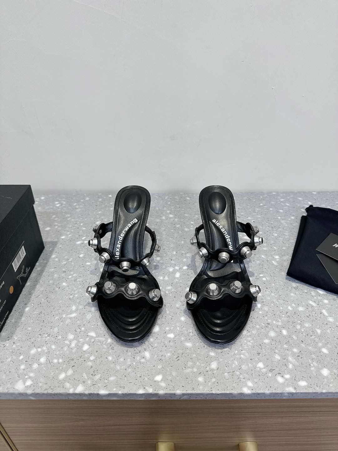 NO:259003,Alexander wang 25ss early spring new style thick heel high heel slippers Silver hardware accessories, engraved brand logo buckle Open-toe buckle ankle strap with concave logo insole The style is simple and noble, and the upper foot shows the temperament. The upper is made of original imported cowhide, inner foot pad sheepskin, heel height 8.5cm, original leather outsole, Size35-39 (40 customization, no return or replacement), high heels, alexander wang, high heels, slippers, cowhide, sheepskin, Leather soles19860909Alexander wang 亚力山大王 25ss早春新款 粗跟 高跟 拖鞋 银色五金配件,雕刻品牌Logo饰扣 露趾搭扣踝带配凸凹Logo鞋垫 款式简洁而显高贵,上脚超显气质 鞋面采用原版进口牛皮 内里垫脚羊皮 跟高8.5cm 鞋底原版真皮大底 Size35-39（40定制不退不换）,高跟鞋,alexander wang,high heels,slippers,cowhide,sheepskin,Leather soles,Women's Shoes