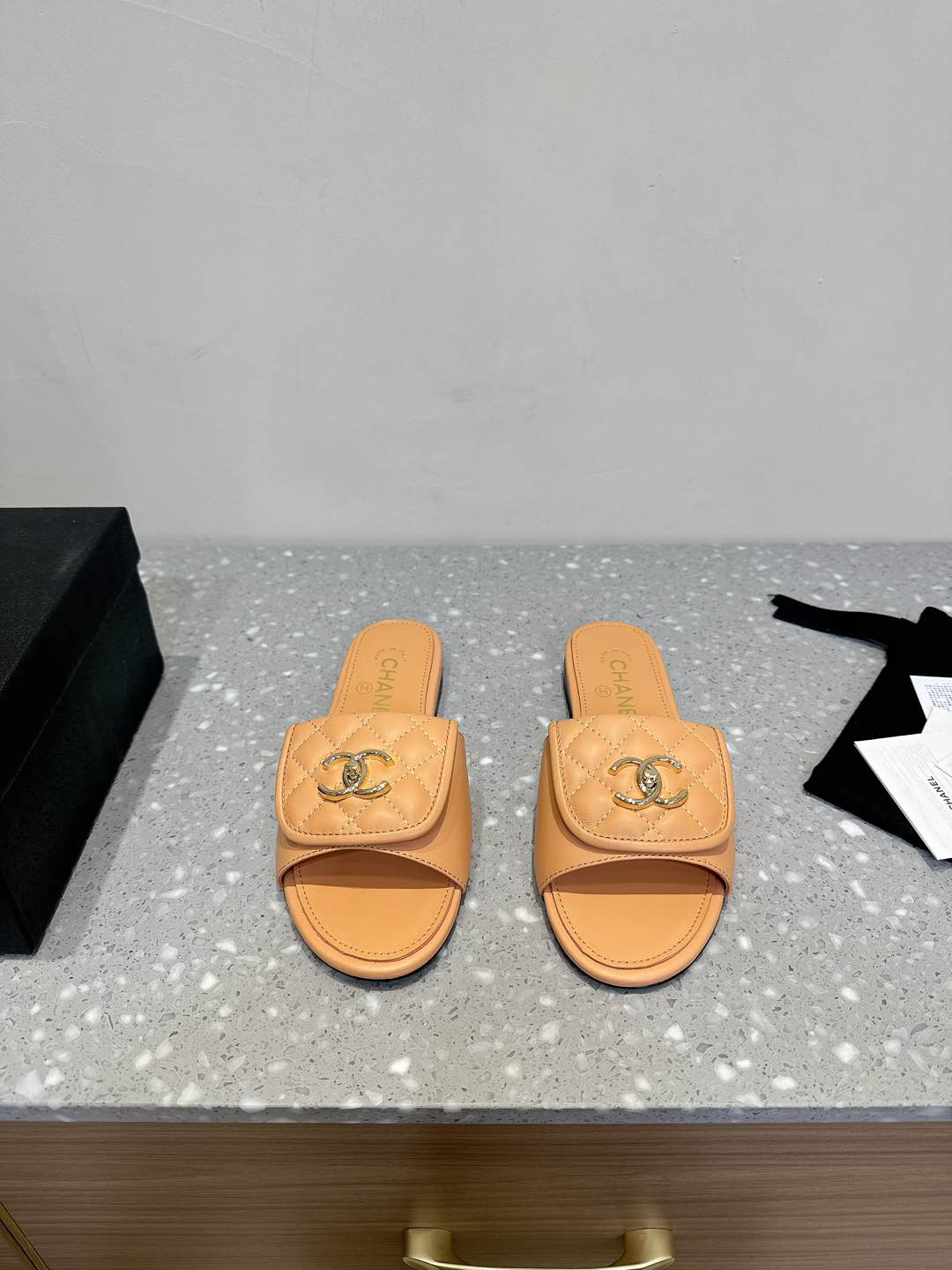 NO:164251,Chanel Xiaoxiang New Spring and Summer Holiday Sheepskin Lazy Blending Xiaoxiang's new design The upper is purely hand-woven with double C hardware decoration. Simple and versatile feet are super beautiful. It's super beautiful no matter how you look at it. The upper uses imported sheepskin, inner foot pad sheepskin, outsole original Italian leather sole Size35-41 (40 41 custom made without return), slippers, chanel, slippers, sheepskin, Leather soles19860909Chanel 小香 春夏新品度假 羊皮 懒人拖 小香的一款全新设计 鞋面毛线纯手工编织搭配双C五金装饰 简约百搭上脚超级美的 怎么看都超美 鞋面采用进口羊皮 内里垫脚羊皮 大底原版意大利真皮大底 Size35-41（40 41 订做不退换）,拖鞋,chanel,slippers,sheepskin,Leather soles,Women's Shoes