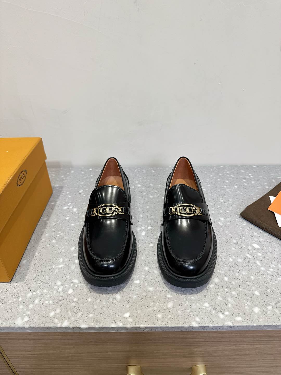 NO:174199,(Dongguan goods)' Todds New Metal T-shaped Chain Band Loafers Todds wears the same comfort as ever tods loafers fully reflect the craftsman spirit of the master of craftsmanship through their handicrafts. Until I saw this pair of shoes, my eyes lit up instantly, full of retro and high-end sense. Metal Tods chain Band is simple and atmospheric. Original fabric open-edge beaded cowhide inner foot pad sheepskin. Outsole anti-slip wear-resistant rubber bead sole. Size35-40 (40 custom made without return or exchange), loafers, Tod's, loafers, cowhide, sheepskin19860909（东莞货）' 托德斯 新款金属T型链条饰扣 乐福鞋 托德斯穿着一如既往的舒适 tods乐福鞋通过其手工作品充分体现了工艺大师精益求精的匠人精神. 直到看到了这双鞋,瞬间眼前一亮,满满的复古感,又满满的高级感 金属子Tods链条饰扣简约大气 面料原版开边珠牛皮 内里垫脚羊皮 大底防滑耐磨橡胶豆豆鞋底 Size35-40（40订做不退换）,乐福鞋,Tod's,loafers,cowhide,sheepskin,Women's Shoes