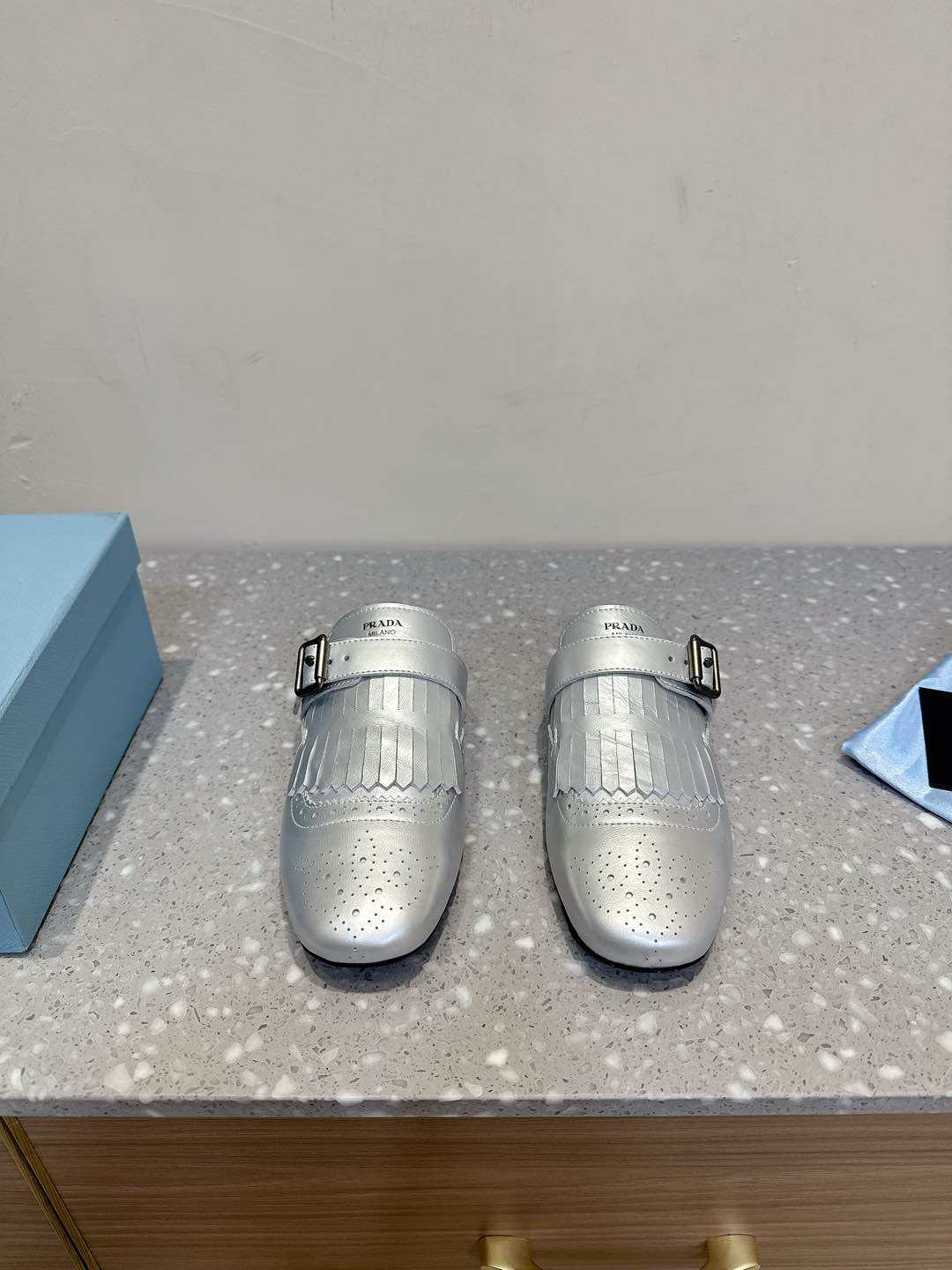 NO:164255,Half-drag Prada 25ss catwalk retro tassel half slippers single shoes hit catwalk style retro fashionable and casual versatile. Fashionable and casual and unique taste. Everyone loves and easily controls it. It will explode every year. It is enough to conquer you, wear it, casual and fashionable, both without mistakes, simple and handsome on the feet, imported wax calfskin, inner foot pad sheepskin sole original rubber beef tendon thick sole Size35-41 (41 custom-made, non-return and exchange), half-drag single shoes, prada, prada, slippers, cowhide, sheepskin19860909半拖Prada 普拉达 25ss走秀款 复古流苏 半拖鞋 单鞋爆款 走秀款 复古感时髦满满 随意百搭 时尚休闲 独到味道 人人都爱也轻松驾驭 每年都会爆.足以征服你,穿上它,休闲时髦 两不失误 上脚简单帅气 面料进口蜡感小牛皮 内里垫脚羊皮 鞋底原版橡胶牛筋厚底 Size35-41（41定制不退换),半拖单鞋,prada,prada,slippers,cowhide,sheepskin,Women's Shoes