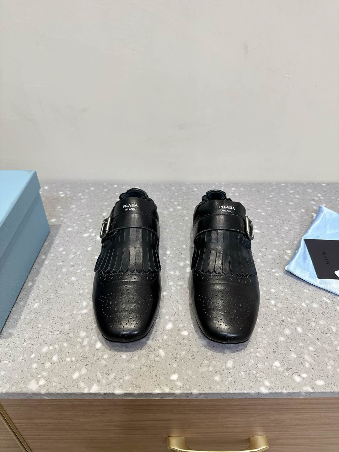 NO:164230,Single Shoes Prada Prada 25ss catwalk retro tassel half slippers single shoes hit catwalk retro stylish full of casual versatile fashion and casual and versatile. Fashionable and casual and unique taste. Everyone loves and easily controls it. It will explode every year. It is enough to conquer you, wear it, casual and fashionable, both without mistakes, simple and handsome on the feet, imported wax calfskin, inner foot pad sheepskin sole original rubber beef tendon thick sole Size35-41 (41 custom-made, non-return and exchange), semi-sliding single shoes, prada, prada, slippers, cowhide, sheepskin19860909单鞋Prada 普拉达 25ss走秀款 复古流苏 半拖鞋 单鞋爆款 走秀款 复古感时髦满满 随意百搭 时尚休闲 独到味道 人人都爱也轻松驾驭 每年都会爆.足以征服你,穿上它,休闲时髦 两不失误 上脚简单帅气 面料进口蜡感小牛皮 内里垫脚羊皮 鞋底原版橡胶牛筋厚底 Size35-41（41定制不退换),半拖单鞋,prada,prada,slippers,cowhide,sheepskin,Women's Shoes