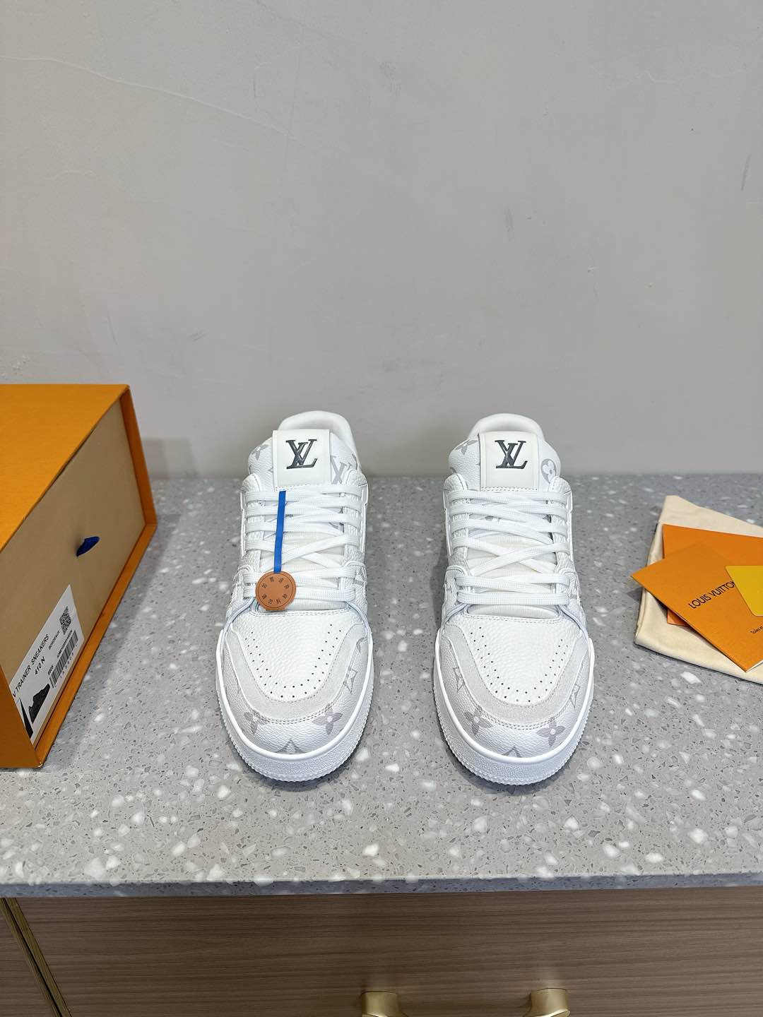 NO:130090,LV TARINE Louis Vuitton L Home Donkey Brand Couple Style Casual Sports Shoes Skateboard Shoes Original Purchase and Development Made Production This LV Trainer Sports Shoes are made of cowhide leather to create complex uppers, which require hours of ingenious sewing to complete. The classic configuration is from Virgil Abloh, showing the inspiration of retro basketball shoes. The delivery counter is exquisitely packaged. Fabric: Original custom-made top layer cowhide Inner: Original custom breathable net Outsole: Original open-mode two-color TPU combination sole Thickness: 3CM Size: 35-44 (female size 40, men's size 45 customized), casual shoes/sports shoes, louis vuitton, louis vuitton, louis vuitton, louis vuitton, louis vuitton, louis  vuitton,sneakers,cowhide19860909LV TARINE路易威登L家 驴牌 情侣款 休闲 运动鞋 滑板鞋 原版购入开发 做货 本款LV Trainer 运动鞋选用牛皮革塑造繁复鞋面,需要数小时的匠心缝制方可完成.经典构型出自 Virgil Abloh 之手,展现复古篮球鞋的灵感启发 配送专柜精美包装 面料: 原版定制头层牛皮 内里: 原版定制透气网里 大底: 原版开模双色TPU组合大底 底厚: 3CM Size: 35-44（女码40,男码45定做）,休闲鞋/运动鞋,louis vuitton,louis vuitton,louis vuitton,louis vuitton,sneakers,cowhide,Women's Shoes