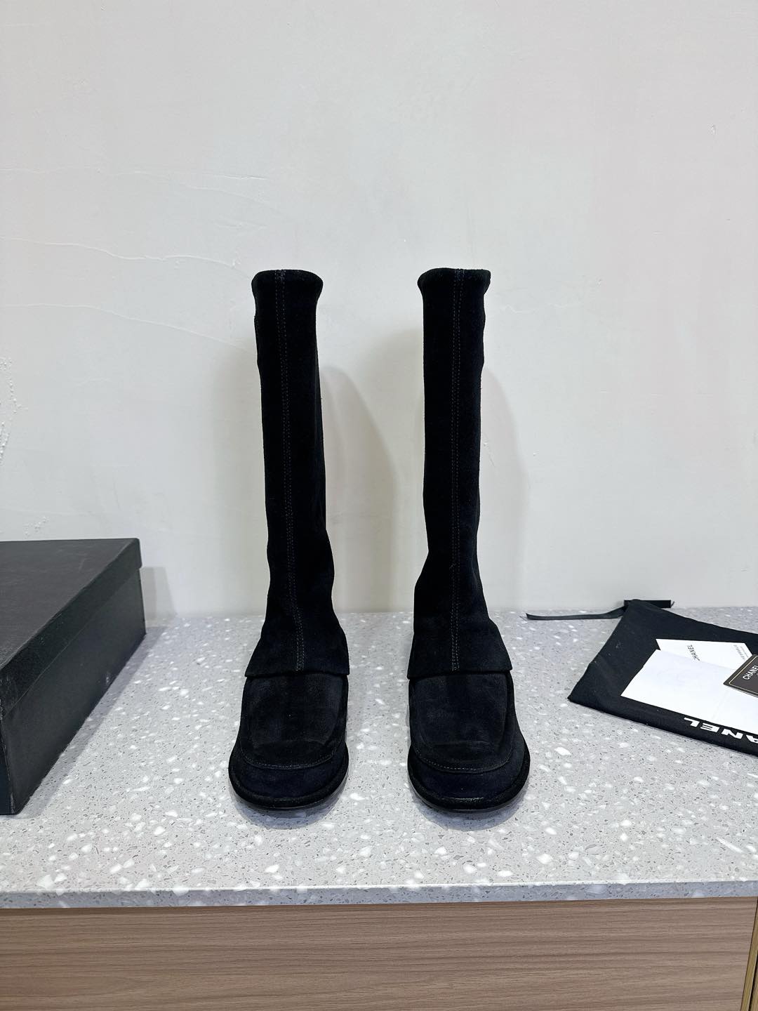 NO:164236,Chanel Xiaoxiang, new hot autumn and winter style, suede flip-mouth boots, is quick and accurate, bringing you the ultimate product. Fashionable is always ahead of others, and it is an invincible hot item. A boot that will not be matched. The color is super suitable for autumn and winter. The upper uses original imported Niujing, inner foot pad sheepskin, sole original genuine leather sole, size 35-39 (34.40.41 custom made without return), boots, chanel, boots, sheepskin, chamois leather, Leather soles19860909Chanel 小香 秋冬新款爆款 麂皮翻口长靴 又是快狠准的给你们带上绝杀单品 时髦就是永远赶在别人前面 又是无敌绝绝子的爆款单品 不会撞款的一款靴子 颜色超适合秋冬 鞋面采用原版进口牛京 内里垫脚羊皮 鞋底原版真皮大底 码数35-39（34.40.41定做不退换）,靴子,chanel,boots,sheepskin,chamois leather,Leather soles,Women's Shoes