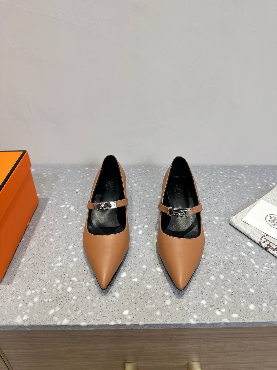 NO:174196,Hermes 25ss early spring new style pointed toe Kelly buckle high heels classic pointed toe fitted with recognizable Majia hardware buckles super versatile and stylish on the feet. Many celebrities and celebrities are essential for spring and summer. Random and comfortable and high-end shoes. Super comfortable and unscrewed shoes. The upper is imported calfskin. The inner foot is mixed-bred sheepskin. Heel height 4.5cm. Sole. Italian leather outsole. Size 35-39 (40.41. Custom made without return). Sandals. Hermes, hermes, sandals, high heels, cowhide, sheepskin, Leather soles.19860909Hermes 爱马仕 25ss早春新款 尖头凯丽扣 高跟鞋 经典的尖头版型 搭配极具辨识度的马家五金扣 上脚超级百搭好看时髦 超多明星网红种草 春夏必备 随意舒适高级感 上脚超级舒适不勒脚鞋 鞋面原版进口小牛皮 内里垫脚混种羊皮里 跟高4.5cm 鞋底意大利真皮大底 码数35-39（40.41定做不退换）,凉鞋,hermes,hermes,sandals,high heels,cowhide,sheepskin,Leather soles,Women's Shoes