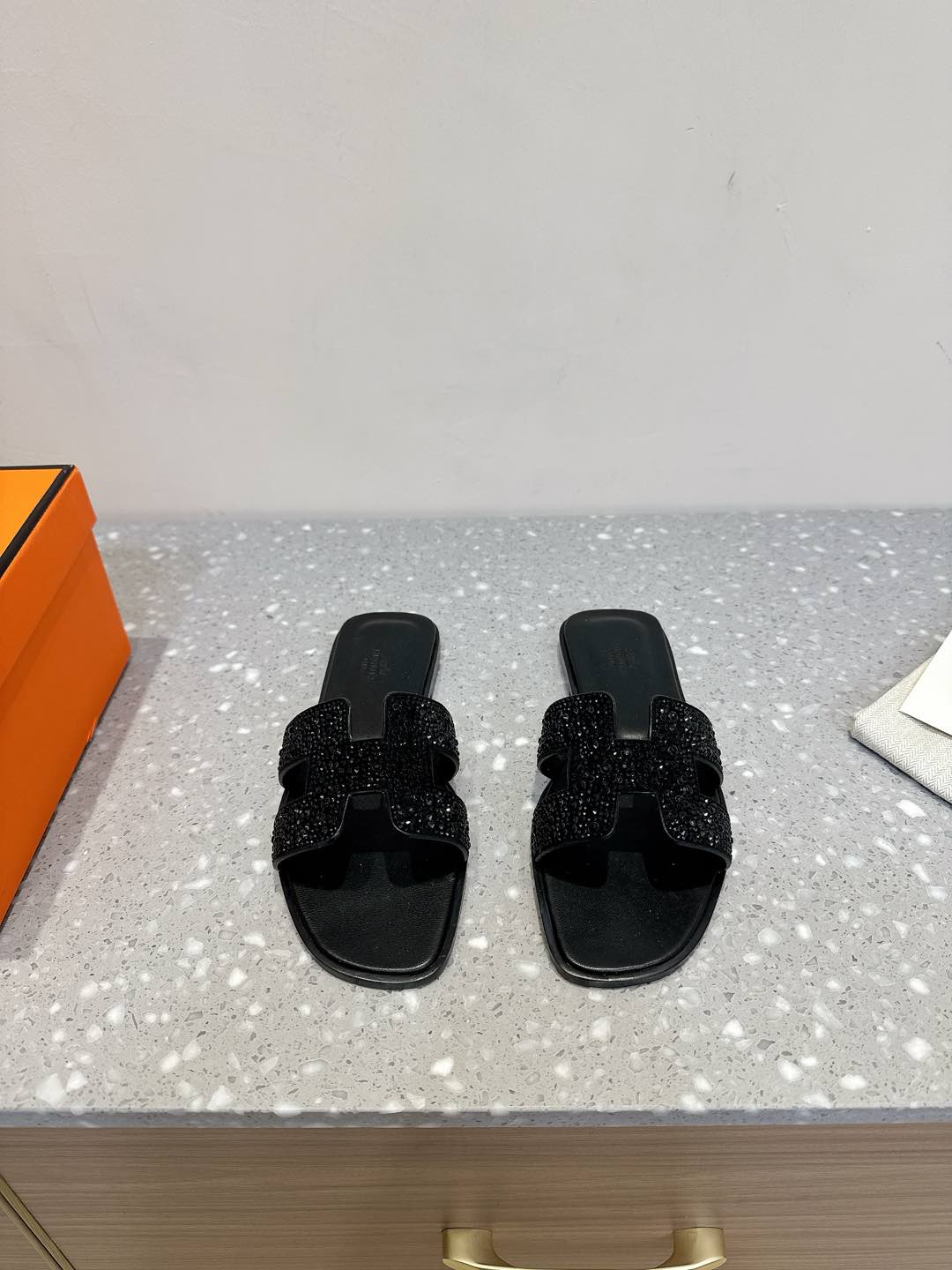 NO:264029,Flat-soled Hermes 25ss early spring new style, classic high heels, H slippers, a must-have artifact for vacation travel. The chief designer Pierre Hardy personally created a classic high-end shoe series. This summer, a pair of such a pair is still needed. Irregular diamond decorations are paired with retro suede leather to release an elegant atmosphere and focus on the brilliance between the feet!  The upper uses original imported Niujing/original diamond, inner foot pad imported sheepskin, original Italian imported A-class leather sole, size 35-40 (40 customized, no return or exchange), slippers, hermes, hermes, slippers, sheepskin19860909平底Hermes 爱马仕 25ss早春新款 经典高跟 H拖鞋 度假旅游必备神器,由首席设计师PierreHardy亲自打造经典高端鞋履系列 这个夏天依旧很需要一双这样的.不规则大小钻饰搭配复古绒面皮革,释放优雅氛围,聚焦足间光芒！ 鞋面采用原版进口牛京/原版钻 内里垫脚进口羊皮 鞋底原版意大利进口A级真皮底 码数35-40（40定做不退换）,拖鞋,hermes,hermes,slippers,sheepskin,Women's Shoes