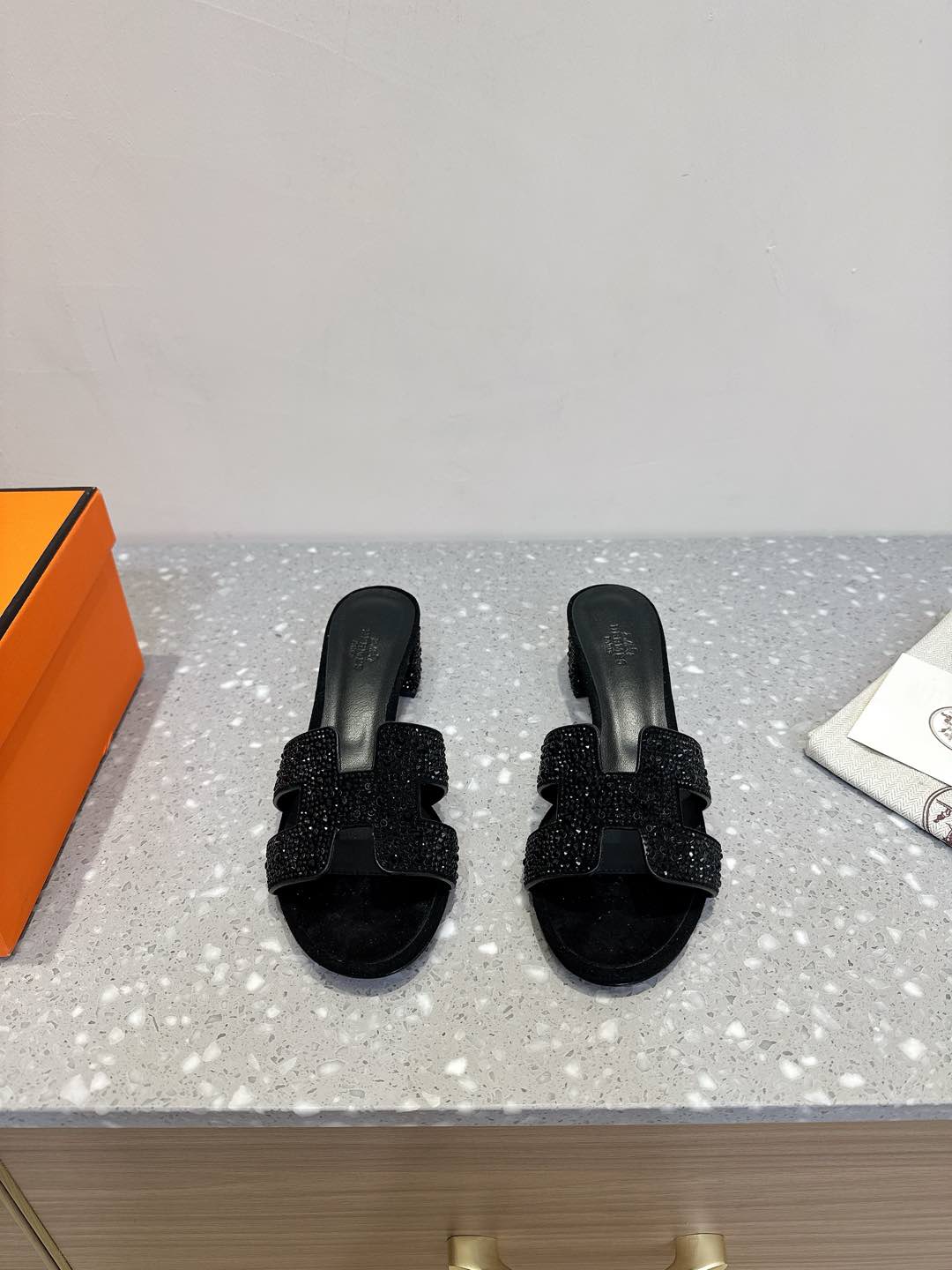 NO:264031,High-heeled Hermes 25ss early spring new style, classic high-heeled H-slippers, a must-have artifact for vacation travel, and is created by chief designer Pierre Hardy himself to create a classic high-end shoe series. This summer, a pair of such a pair is still needed. Irregular diamond decorations are paired with retro suede leather to release an elegant atmosphere and focus on the brilliance between the feet!  The upper uses original imported Niujing/original diamond, inner foot pad imported sheepskin, heel height 4.5cm, original Italian imported A-class genuine leather sole, size 35-40 (40 customized, no return or exchange), slippers, hermes, hermes, slippers, sheepskin19860909高跟Hermes 爱马仕 25ss早春新款 经典高跟 H拖鞋 度假旅游必备神器,由首席设计师PierreHardy亲自打造经典高端鞋履系列 这个夏天依旧很需要一双这样的.不规则大小钻饰搭配复古绒面皮革,释放优雅氛围,聚焦足间光芒！ 鞋面采用原版进口牛京/原版钻 内里垫脚进口羊皮 跟高4.5cm 鞋底原版意大利进口A级真皮底 码数35-40（40定做不退换）,拖鞋,hermes,hermes,slippers,sheepskin,Women's Shoes