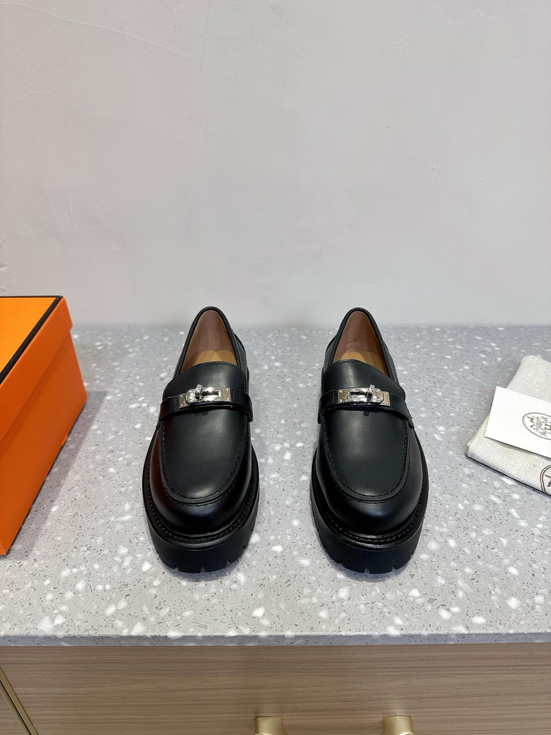 NO:174187,Hermes 25ss new style, thick-soled kelly buckles, loafers. The shoe shape is very beautiful, and the ultimate shape is matched with kelly embellishment, which is full of high-end feel!  Original imported fabric high mercerized beef reverse velvet/cowhide inner foot pad water dyed cowhide original sole open mold TPU outsole size 35-41 (40.41 custom made without return or exchange), loafers, hermes, hermes, loafers, cowhide19860909Hermes 爱马仕 25ss新款 厚底kelly扣 乐福鞋 鞋型很好看,见到到极致的造型,搭配kelly的点缀,高级感十足！ 面料原版进口高丝光牛反绒/牛皮 内里垫脚水染牛皮 鞋底原版开模TPU大底 码数35-41（40.41定做不退换）,乐福鞋,hermes,hermes,loafers,cowhide,Women's Shoes