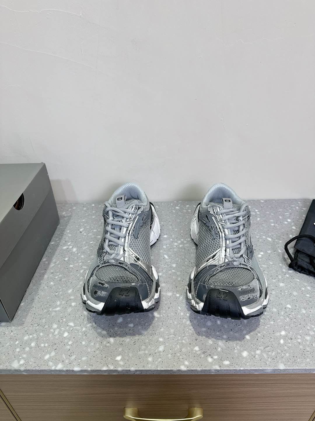 NO:173014,Balenciaga Stapler Balenciaga 14th generation Stapler Couple style Dad shoes Official synchronization Continue the Balenciaga Runner contour and complex upper plastic structure, the height increases and widens the convex sole on the body continues to continue the retro dad weather vane. Many celebrities plant grasses, super beautiful and comfortable on the feet. Original custom imported technology fabric/cowhide, original imported breathable net, original sole open mold combination rubber sole, bottom thickness 5CM Size35-44 (female size 40, male size 45 customized, no return or exchange), dad shoes, balenciaga, balenciaga, cowhide19860909Balenciaga Stapler 巴黎世家十四代 订书机 情侣款 老爹鞋 官方同步 在延续 Balenciaga Runner 轮廓和复杂鞋面塑胶结构的同时,增高宽体外凸的大底 继续延续复古老爹风向标 超多明星网红种草 上脚超级好看舒适  面料原版定制进口科技面料/牛皮 内里原版进口透气网里 鞋底原版开模组合橡胶大底 底厚5CM Size35-44（女码40,男码45定做不退换）,老爹鞋,balenciaga,balenciaga,cowhide,Women's Shoes